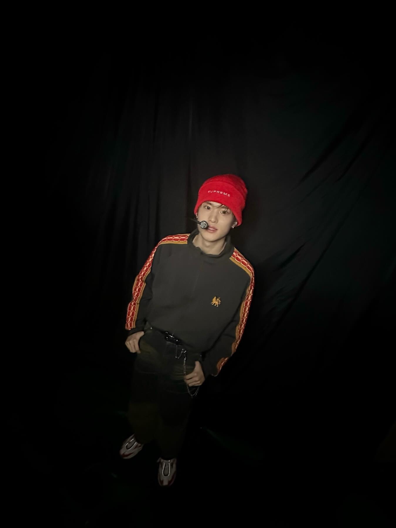 Supreme x Nike Snakeskin Beanie Red - 21SS, Needles x Sasquatchfabrix Track Jacket Poly Smooth Charcoal 착용 스타일 - 3