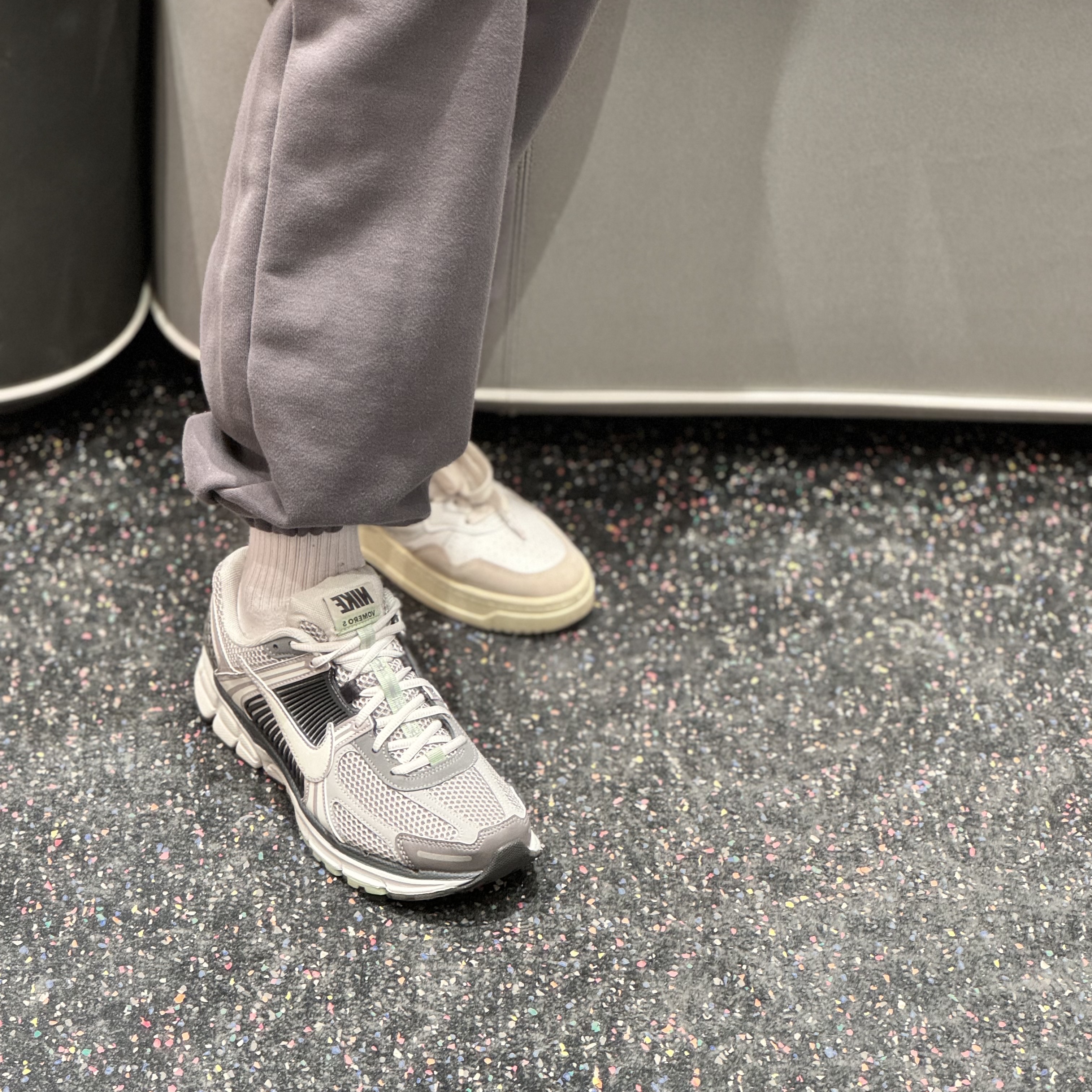 (W) Nike Zoom Vomero 5 Cobblestone and Flat Pewter 착용 스타일