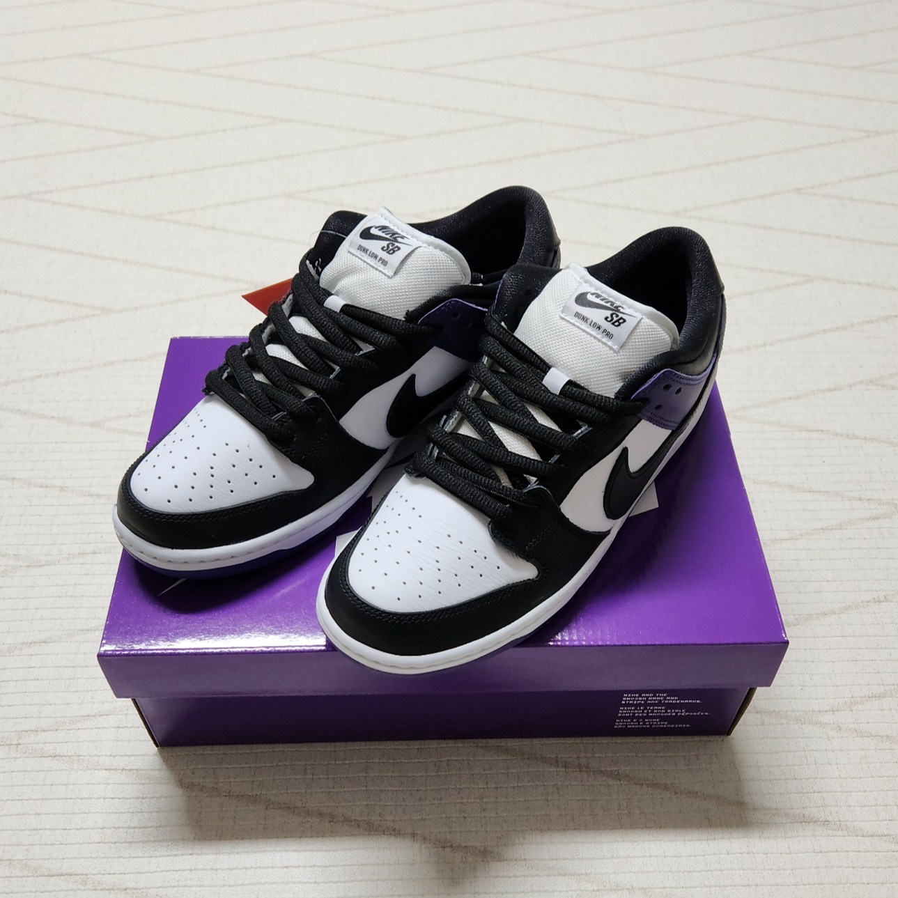Nike SB Dunk Low Pro Court Purple, [KREAM 단독] ADSB Andersson Bell Patchwork Wave Tuck Wide Leg Jeans Indigo 착용 스타일 - 1