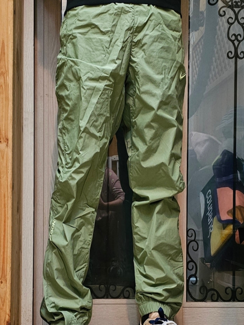 Nike x Drake Nocta Woven Track Pants Oil Green (FN7668-386) 착용 스타일 - 2