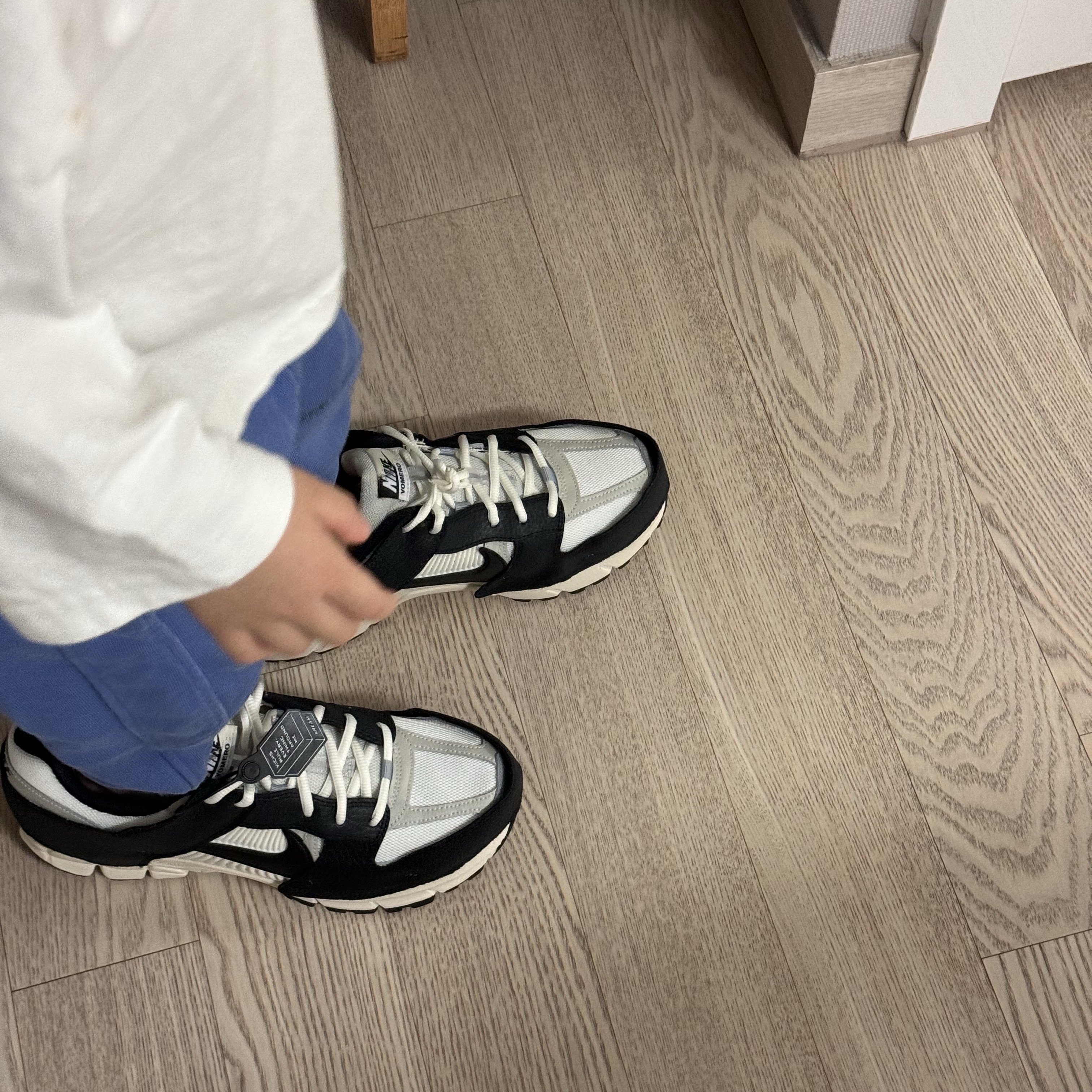 (W) Nike Zoom Vomero 5 Wolf Grey and Black 착용 스타일 - 1