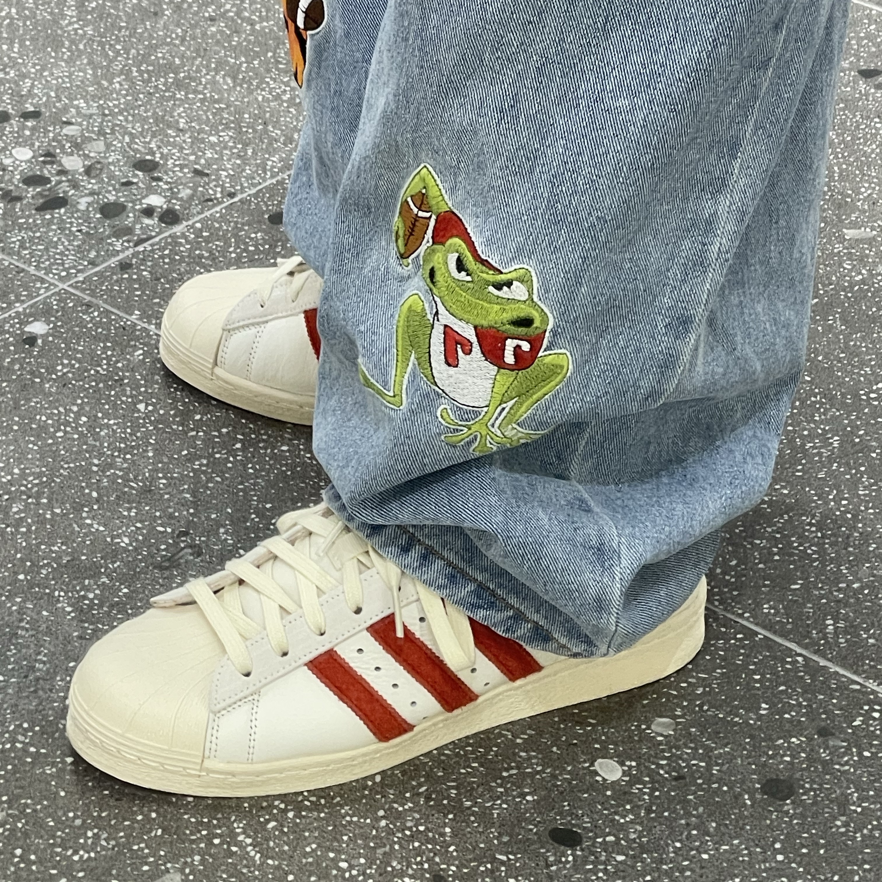 Adidas Superstar 82 Cloud White Vivid Red 착용 스타일