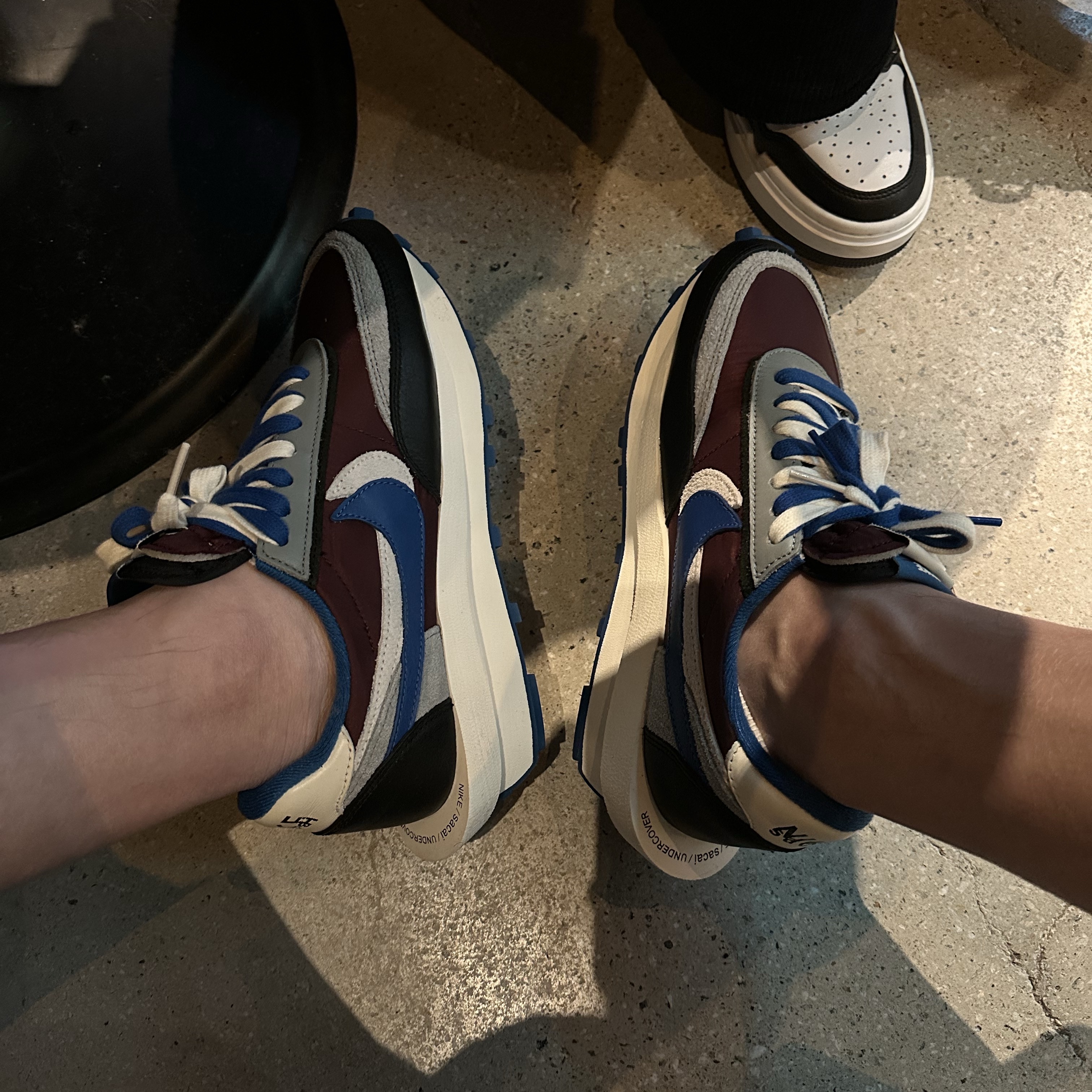 Nike x Sacai x Undercover LDWaffle Night Maroon Team Royal 착용 스타일