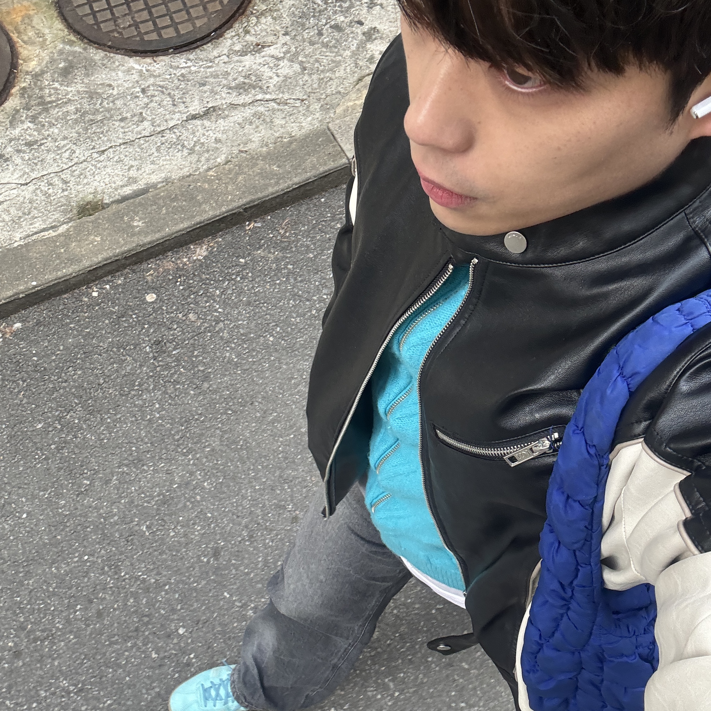 Adidas Bermuda Easy Mint, COS Quilted Mini Bag Blue 착용 스타일