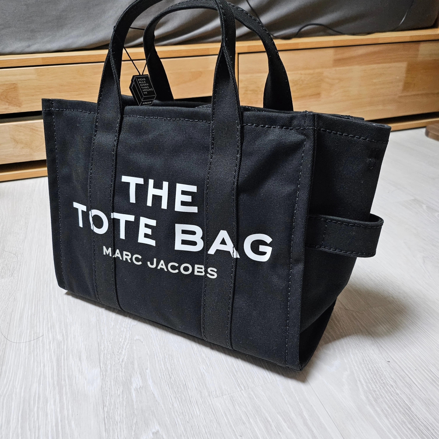 Marc Jacobs The Medium Tote Bag Black 착용 스타일 - 1