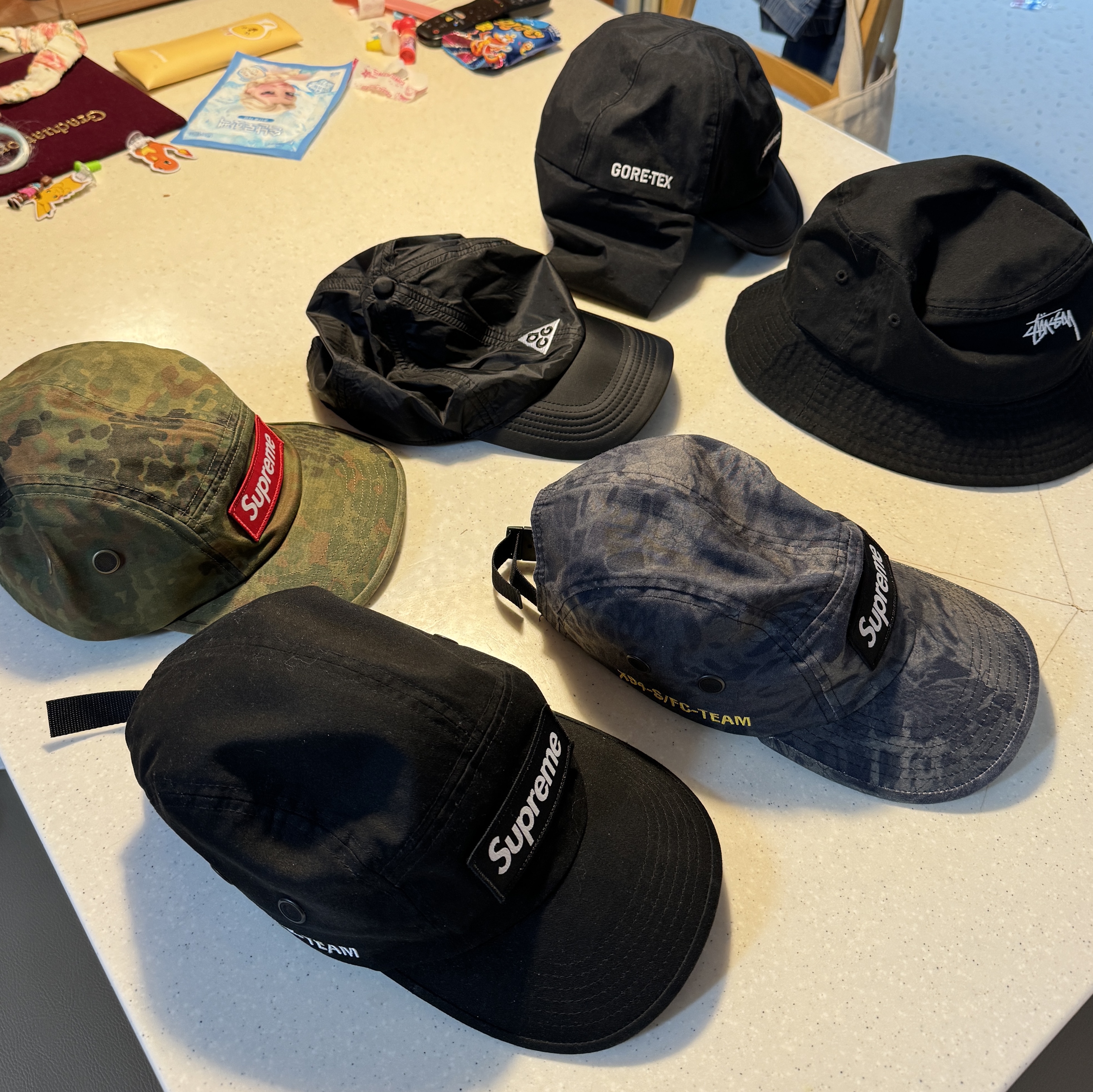 Supreme Military Camp Cap Flecktarn Camo - 23FW, Stussy Stock Bucket Hat Black 착용 스타일