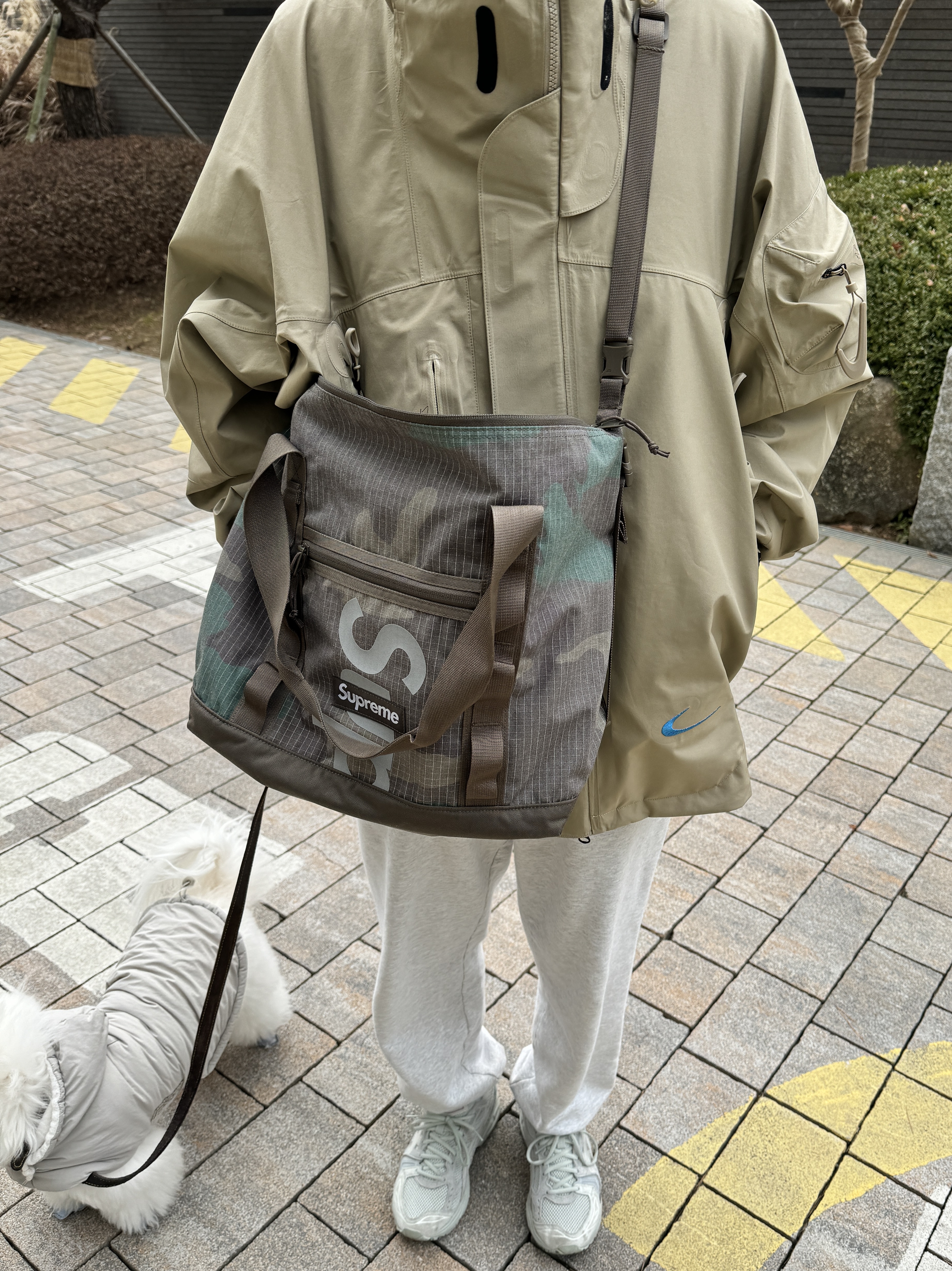 Nike x Off-White NRG Gore-Tex Jacket Khaki - Asia, Supreme Tote Bag Woodland Camo - 24SS 착용 스타일 - 2