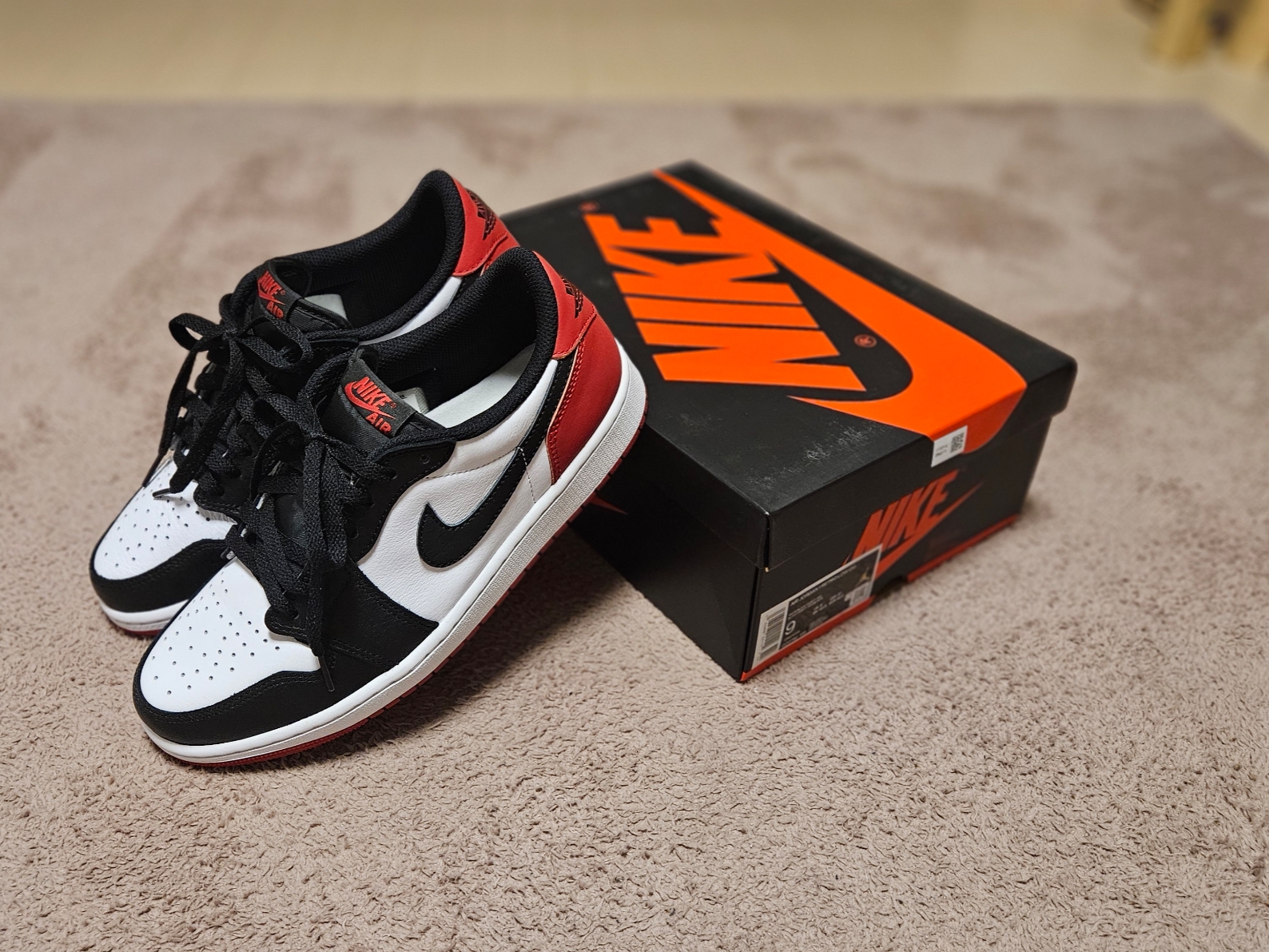 Jordan 1 Retro Low OG Black Toe 착용 스타일 - 3
