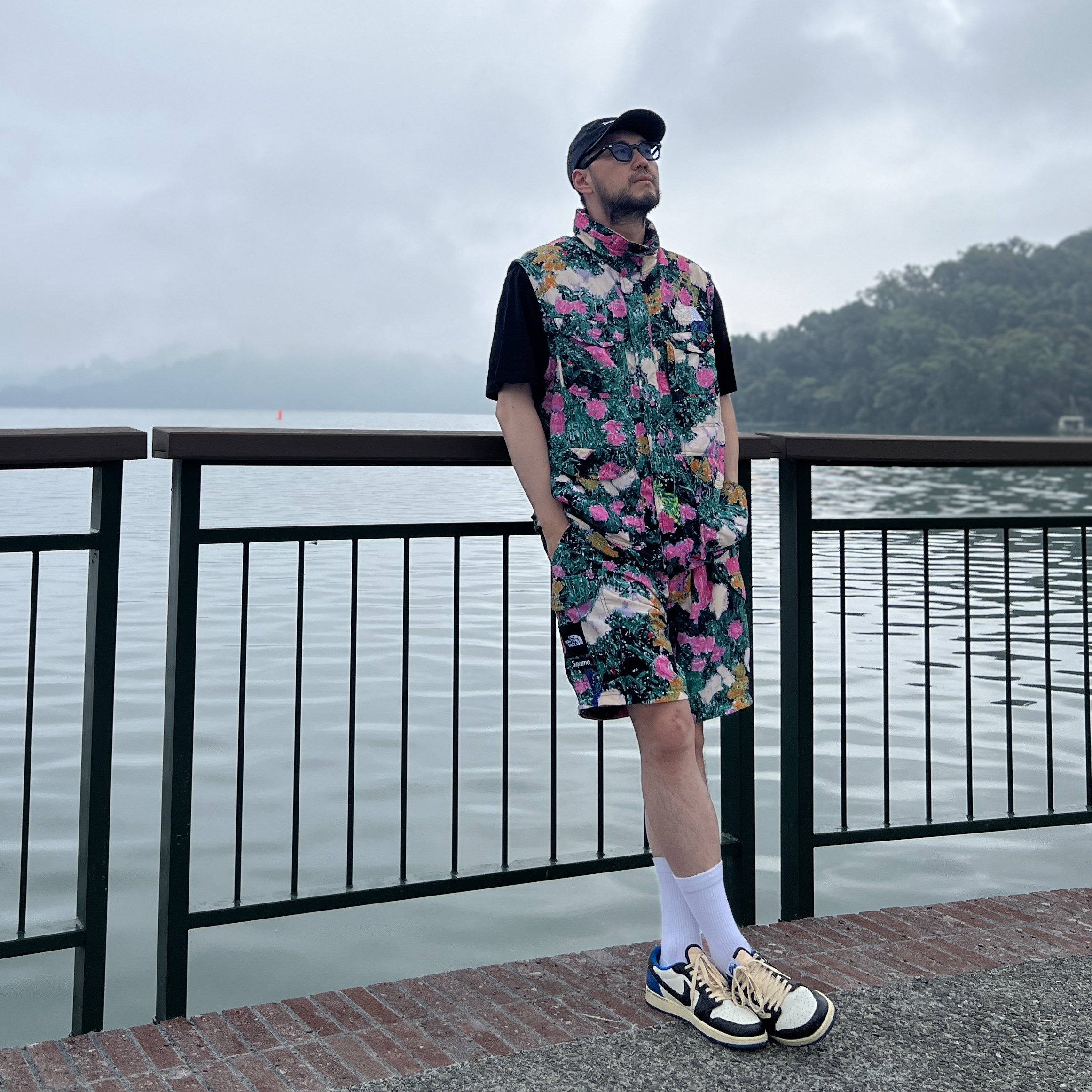 Supreme Glow Ripstop Camp Cap Black - 22FW, Supreme x The North Face Trekking Convertible Jacket Flowers - 22SS 착용 스타일 - 1