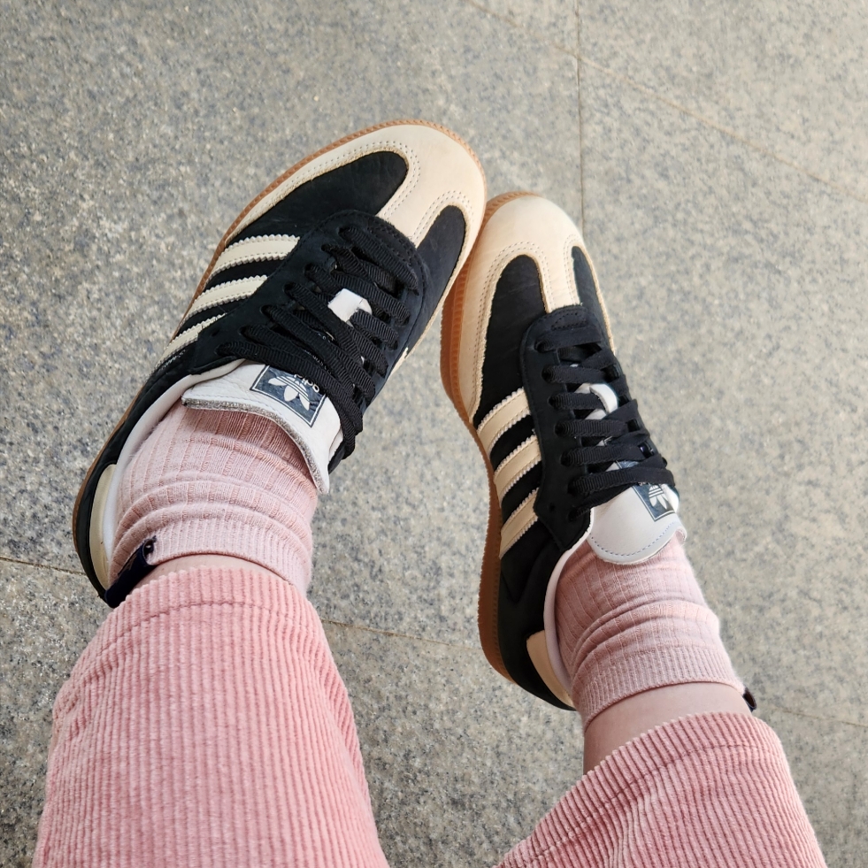 (W) Adidas Samba OG Core Black Wonder White 착용 스타일 - 1