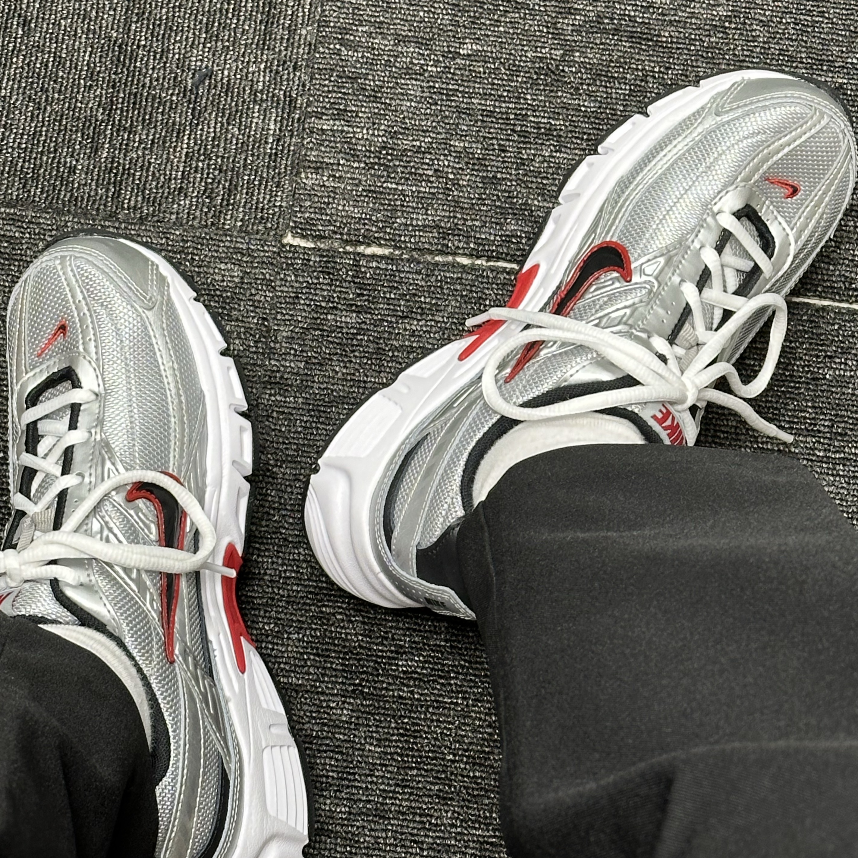 Nike Initiator Metallic Silver Black 착용 스타일 - 2