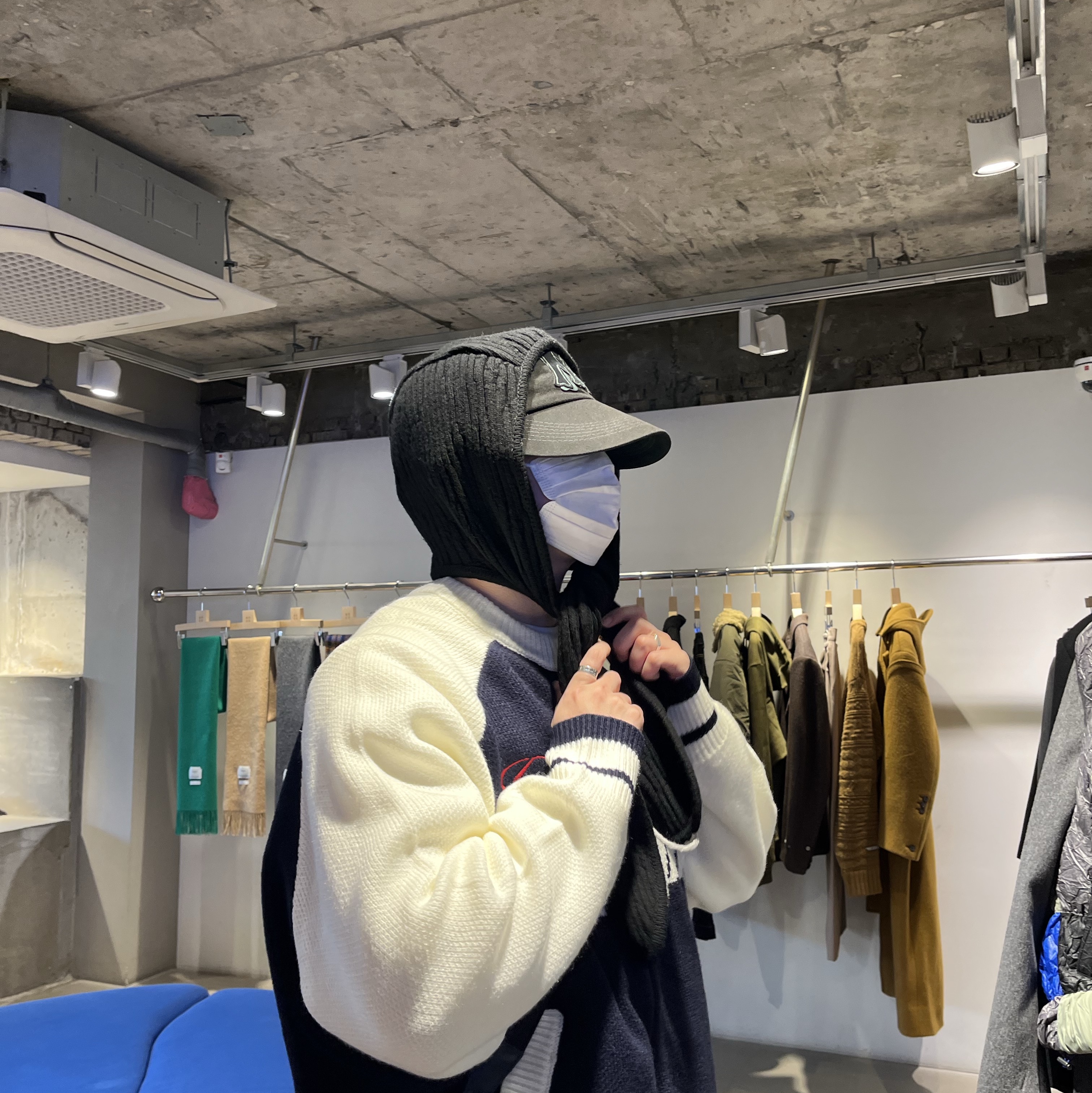 Converse x Ader Error Chuck 70 High White, Ader Error x Zara Shoulder Bag Black 착용 스타일 - 8