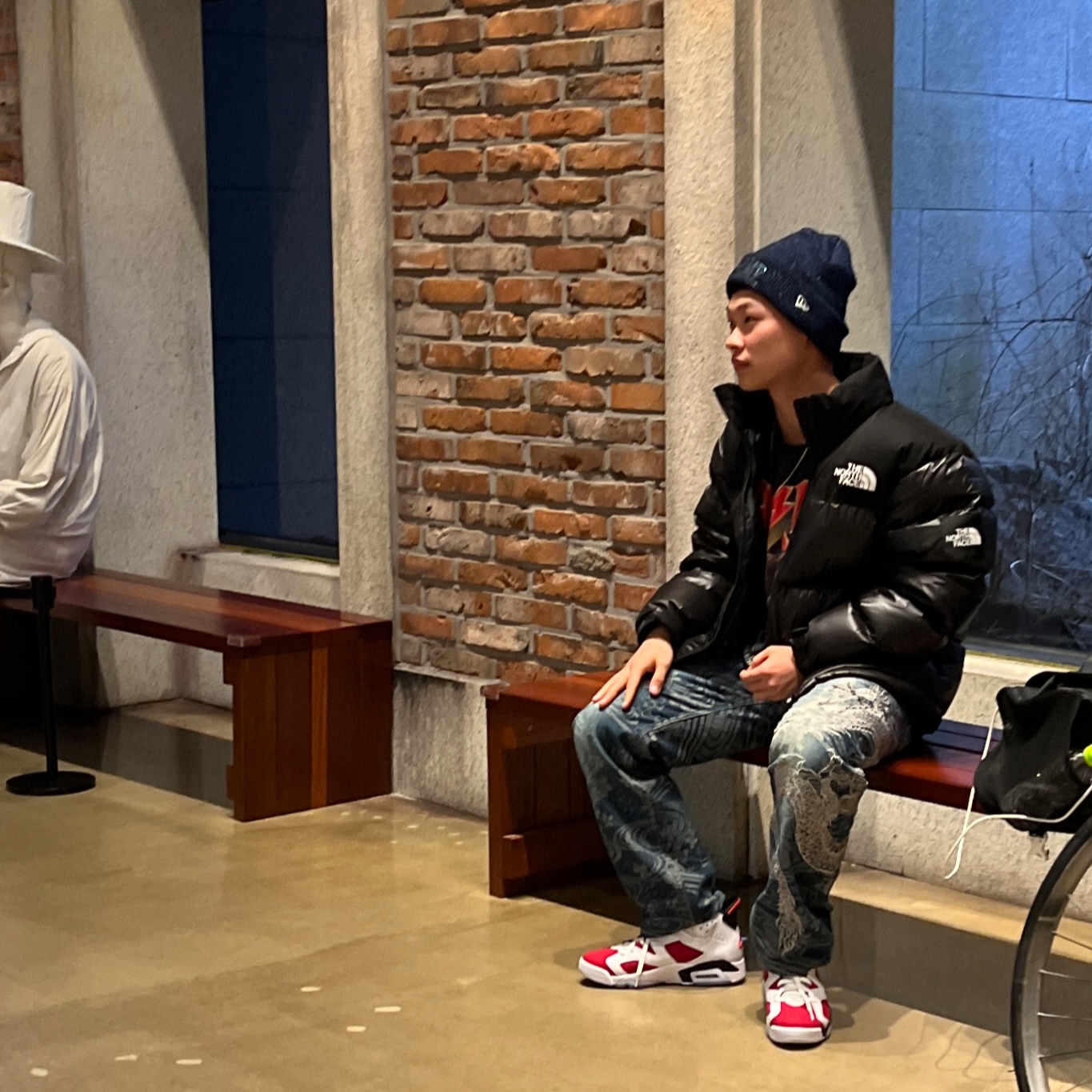 Jordan 6 Retro Carmine 2021, Supreme New Era Metallic Arc Beanie Navy - 23SS 착용 스타일 - 1