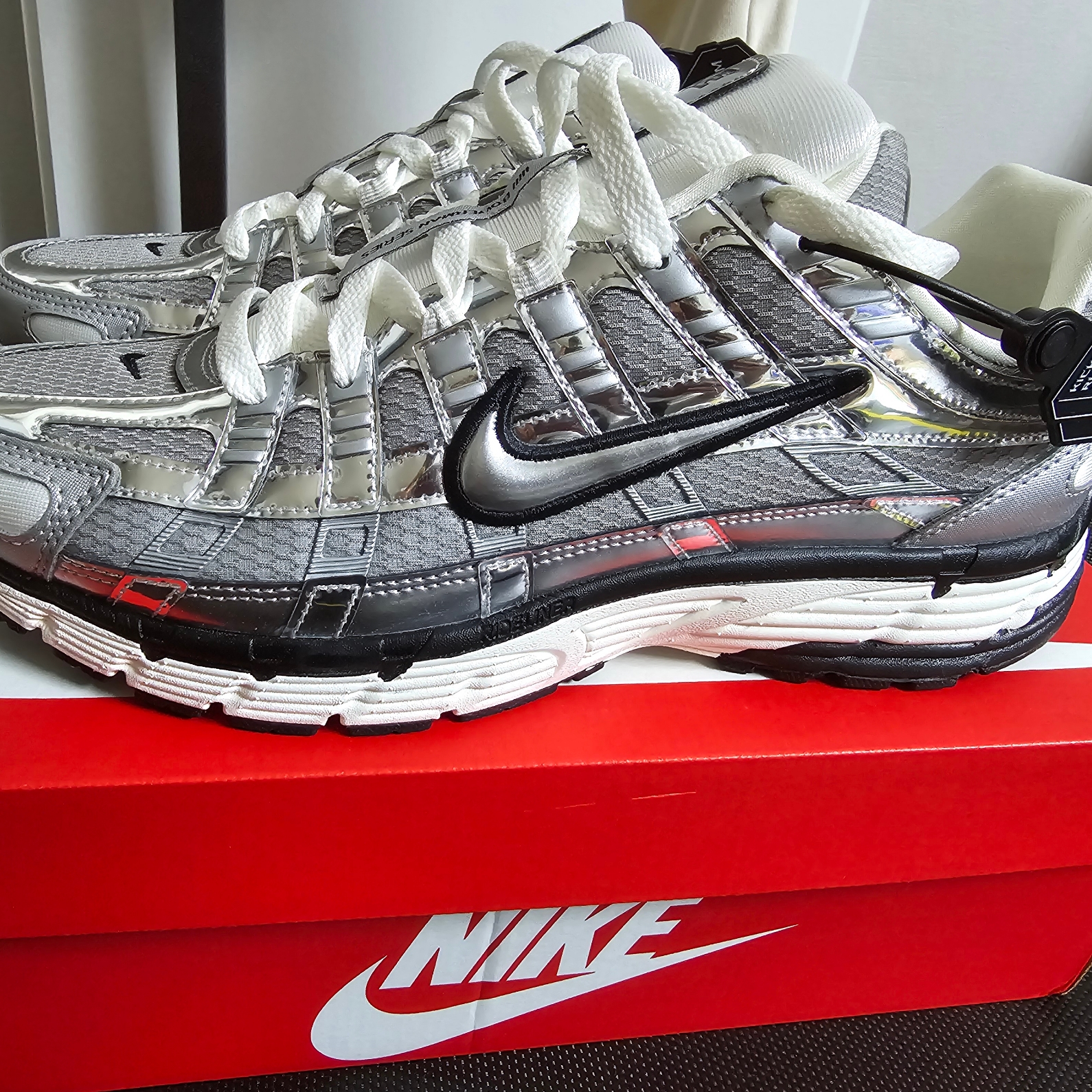 Nike P-6000 Metallic Silver 착용 스타일