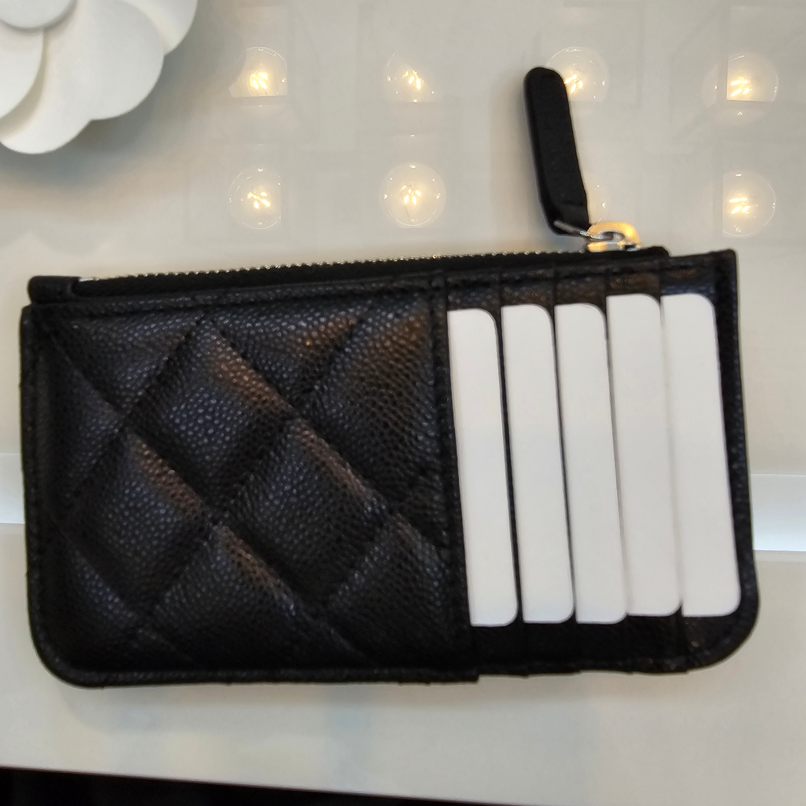 Chanel Classic Zipped Card Holder Shiny Grained Calfskin & Silver Black 착용 스타일 - 2