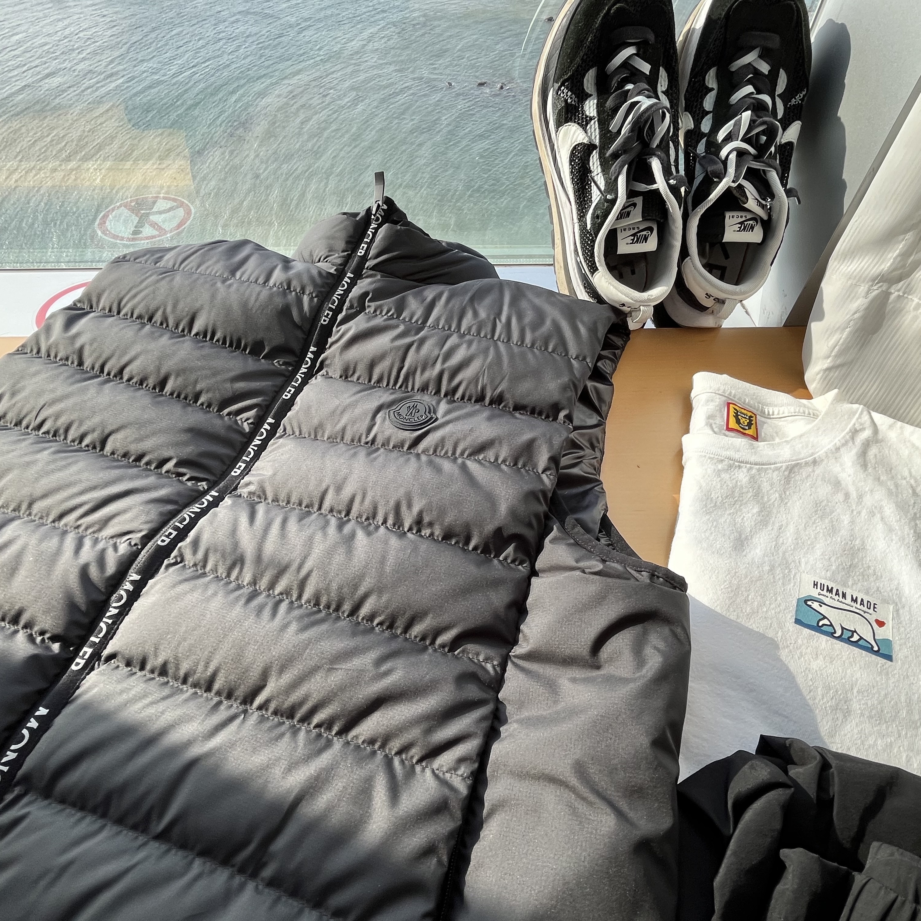 Nike x Sacai VaporWaffle Black White, Human Made Graphic L/S T-Shirt White 착용 스타일 - 1