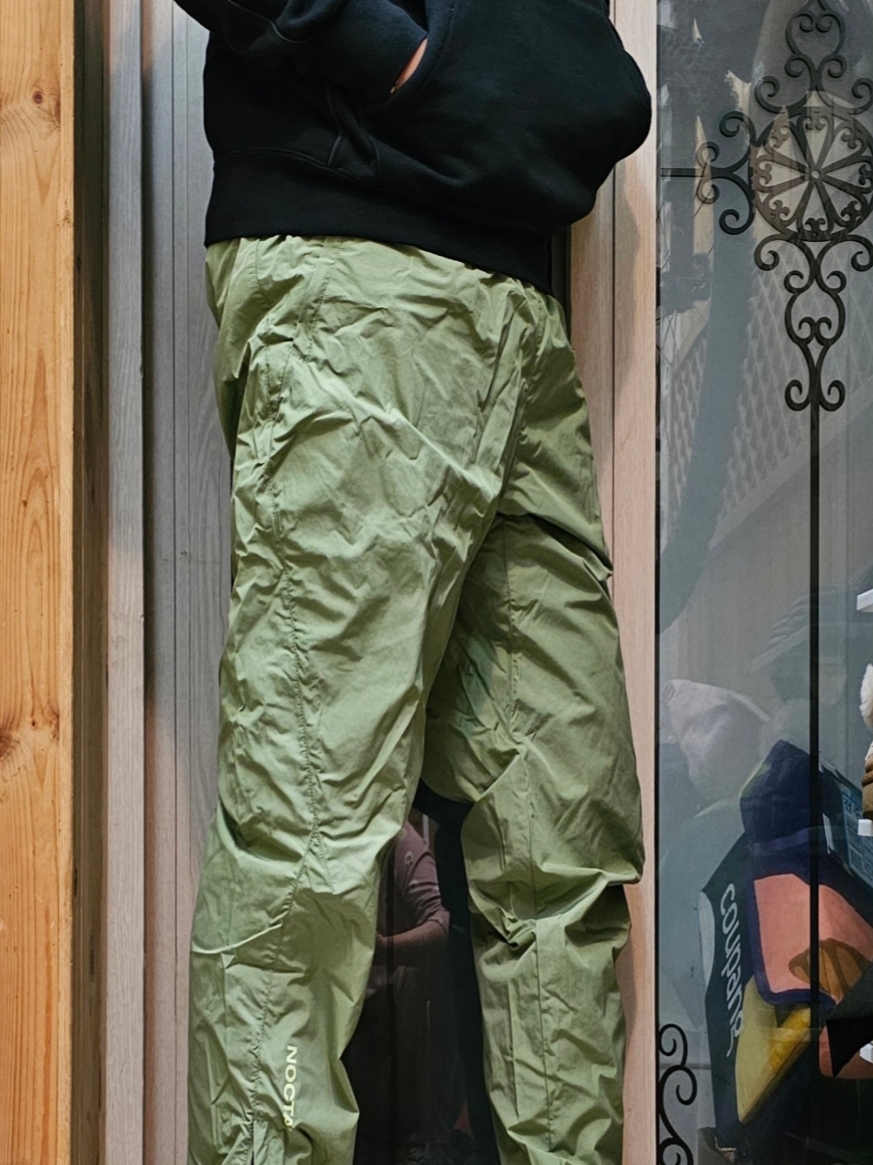 Nike x Drake Nocta Woven Track Pants Oil Green (FN7668-386) 착용 스타일 - 1