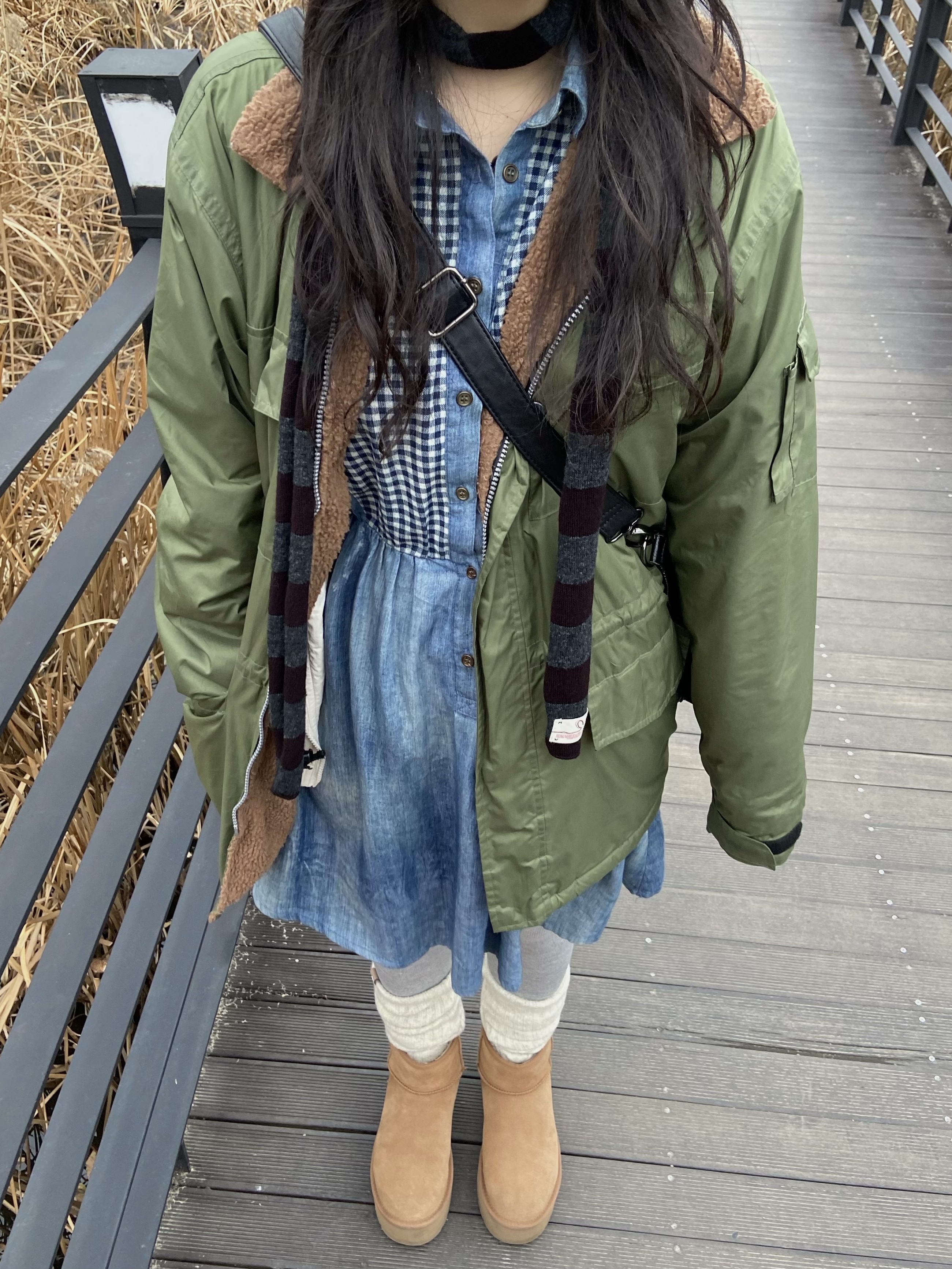 (W) UGG Classic Mini Platform Boots Chestnut 착용 스타일 - 1