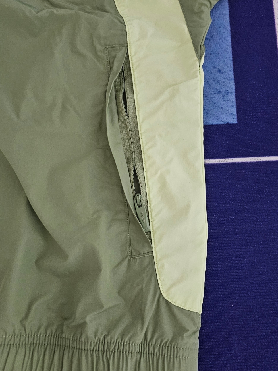 Nike x Drake Nocta Nylon Track Jacket Oil Green (FN7666-386) 착용 스타일 - 3