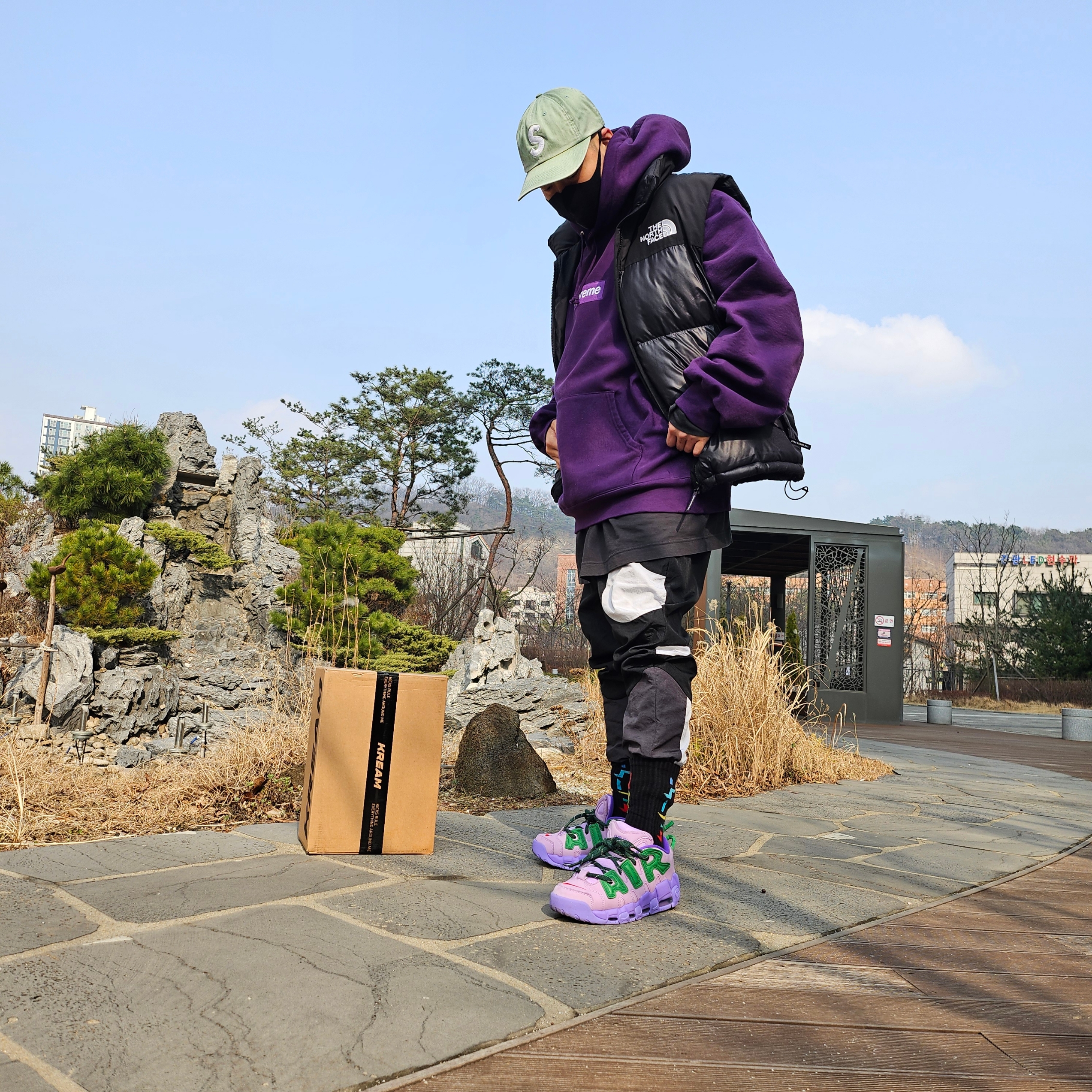 Supreme Pigment Print S Logo 6-Panel Light Sage - 22FW, Supreme Box Logo Hooded Sweatshirt Dark Purple - 23FW 착용 스타일 - 1