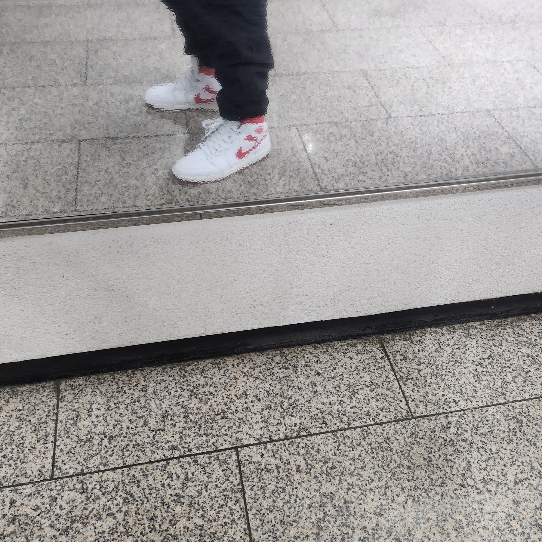 Jordan 1 Mid SE White Dune Red 착용 스타일 - 1