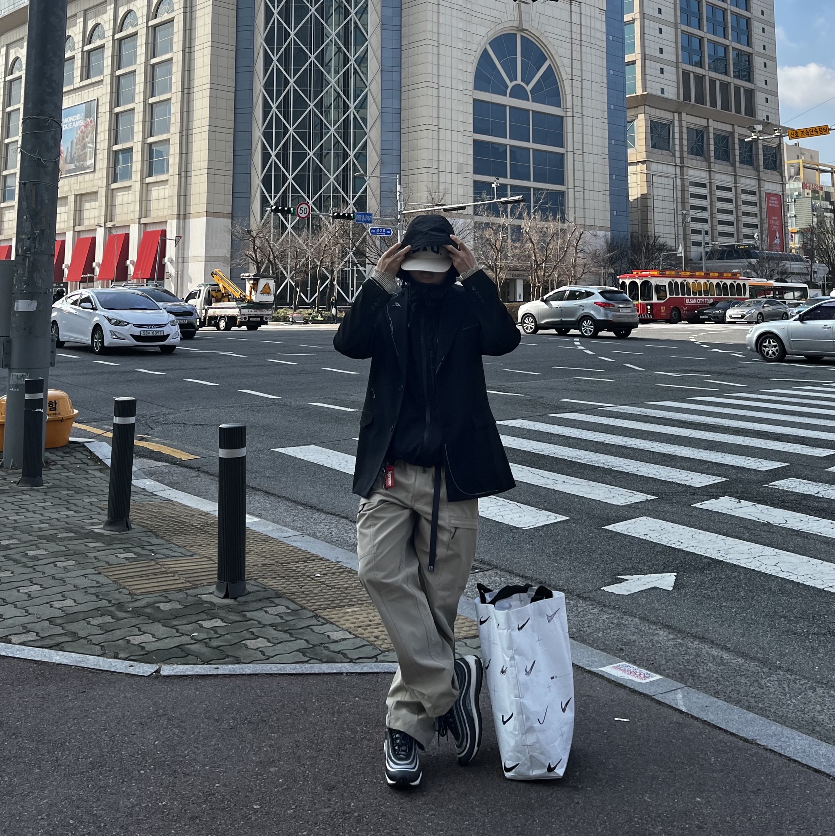 Stussy Stu Arch Strapback Cap Khaki, Zara x Ader Error Oversized Blazer Black 착용 스타일 - 2