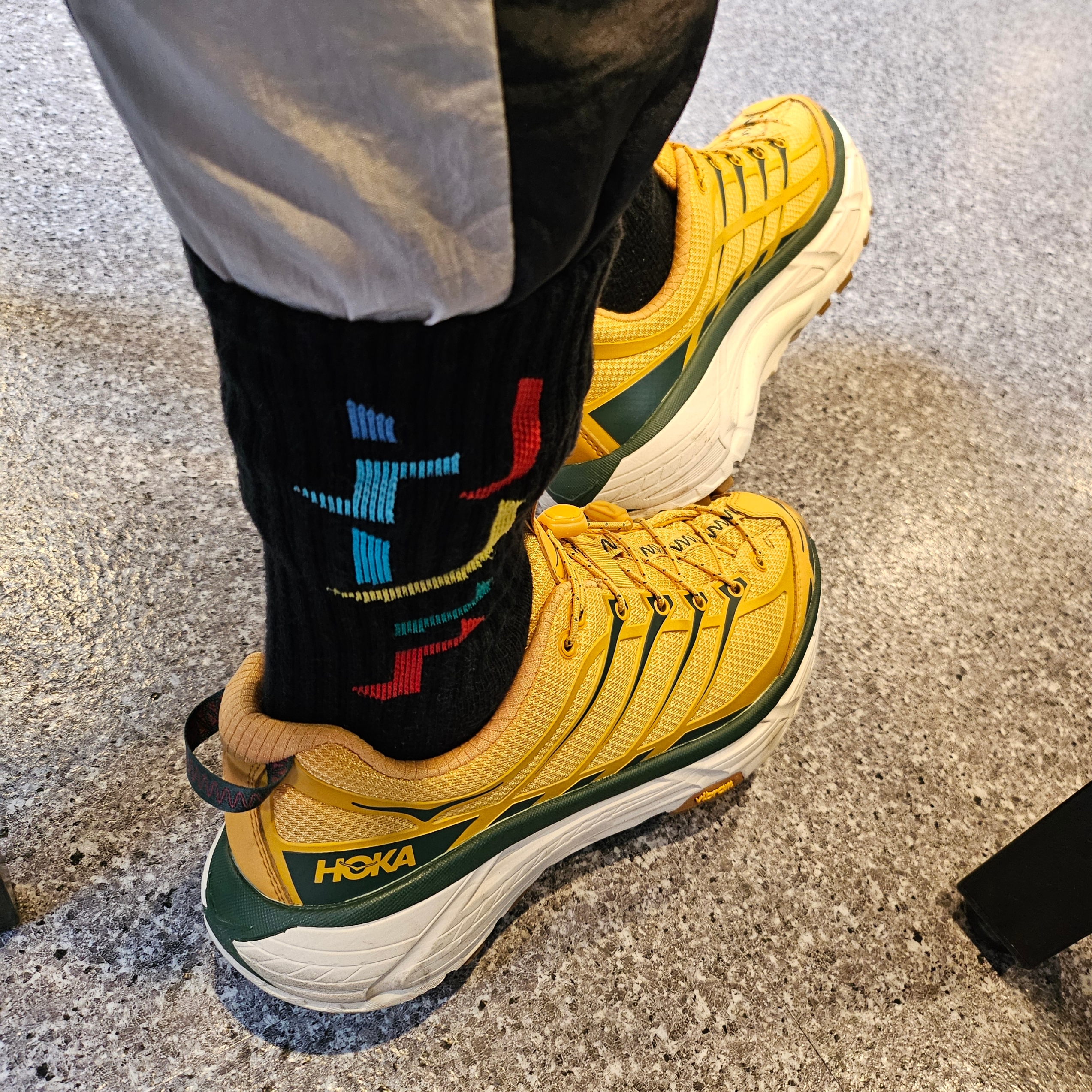 Hoka Mafate Three 2 Golden Yellow Eggnog 착용 스타일 - 1