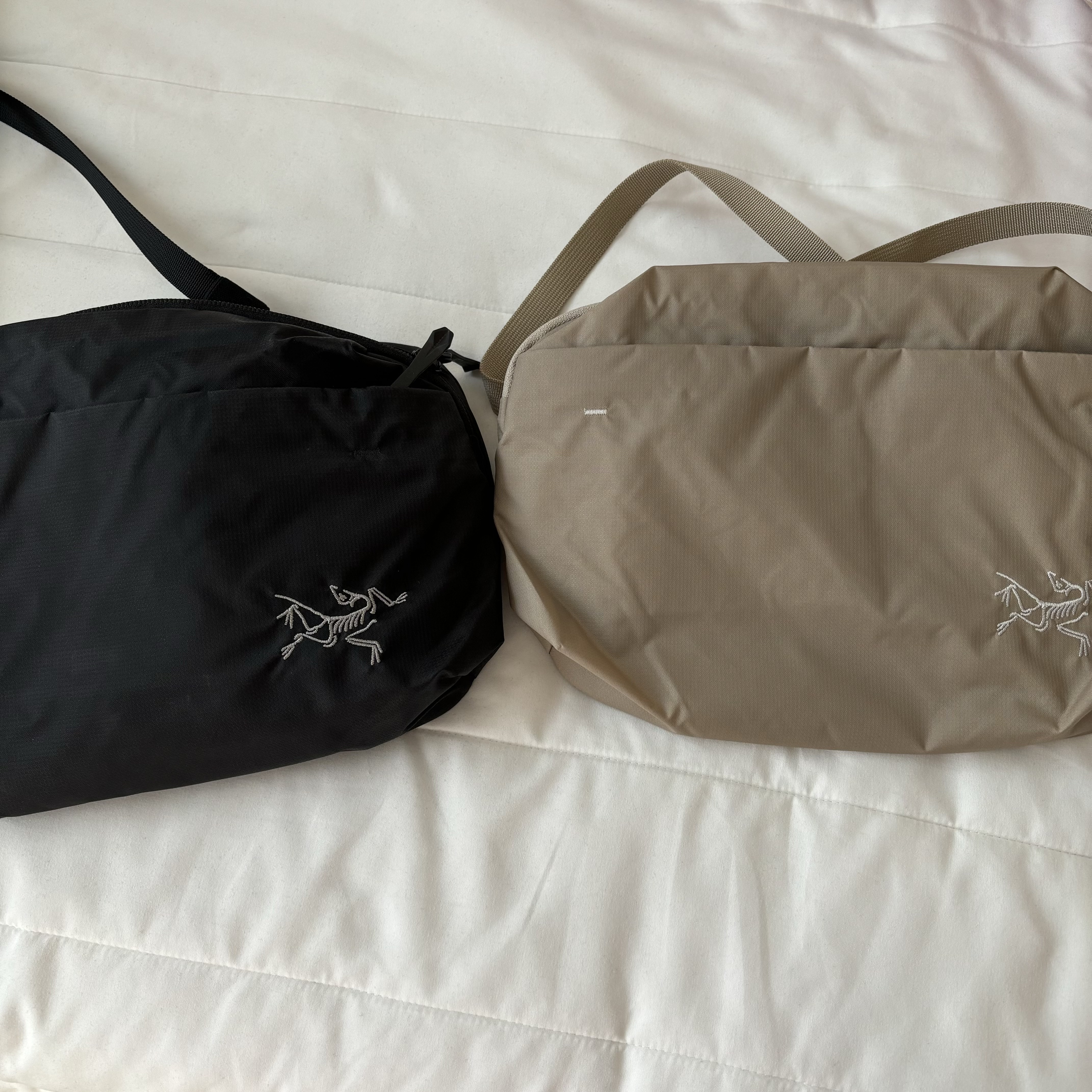Arc'teryx Heliad 6 Crossbody Bag Smoke Bluff 착용 스타일