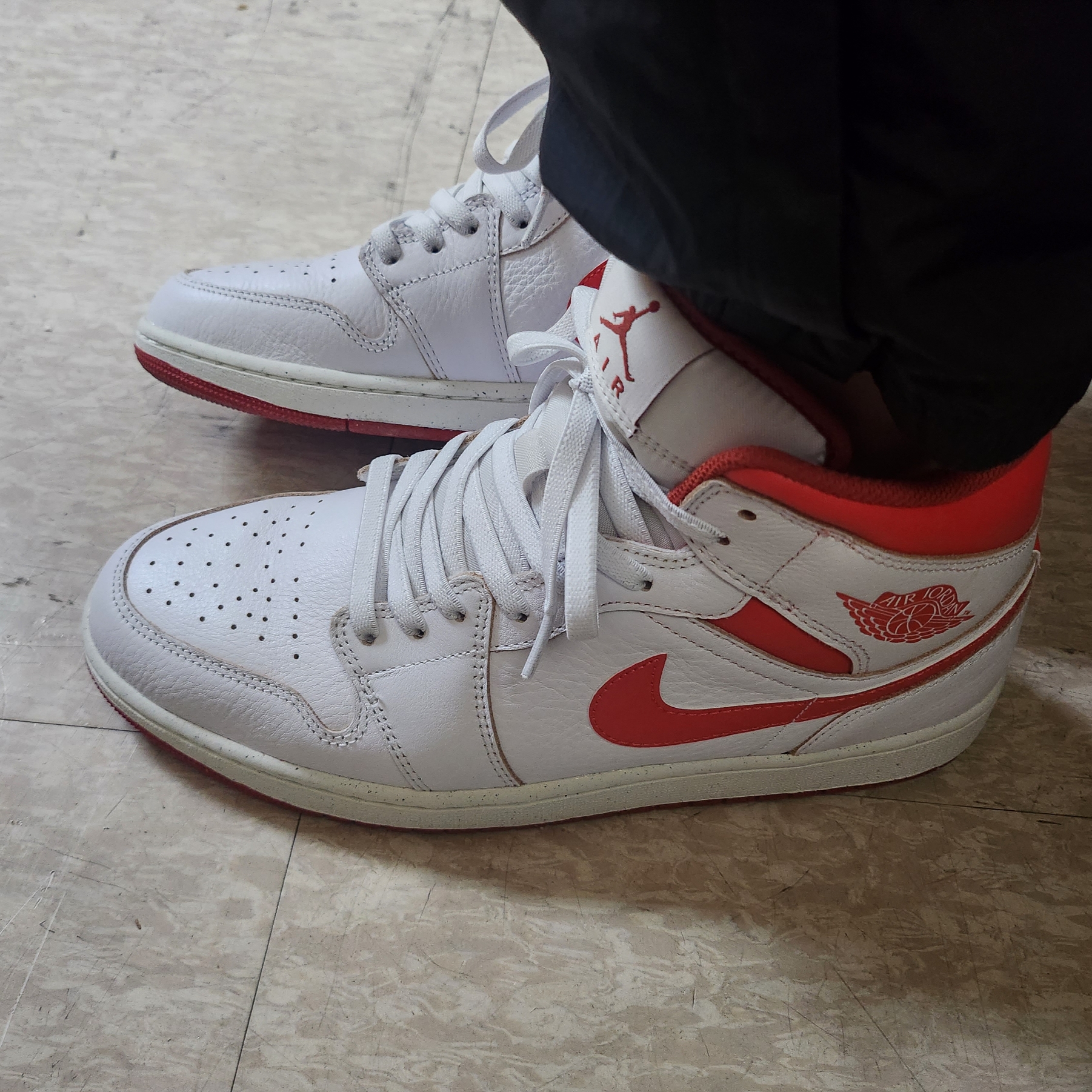 Jordan 1 Mid SE White Dune Red 착용 스타일 - 3