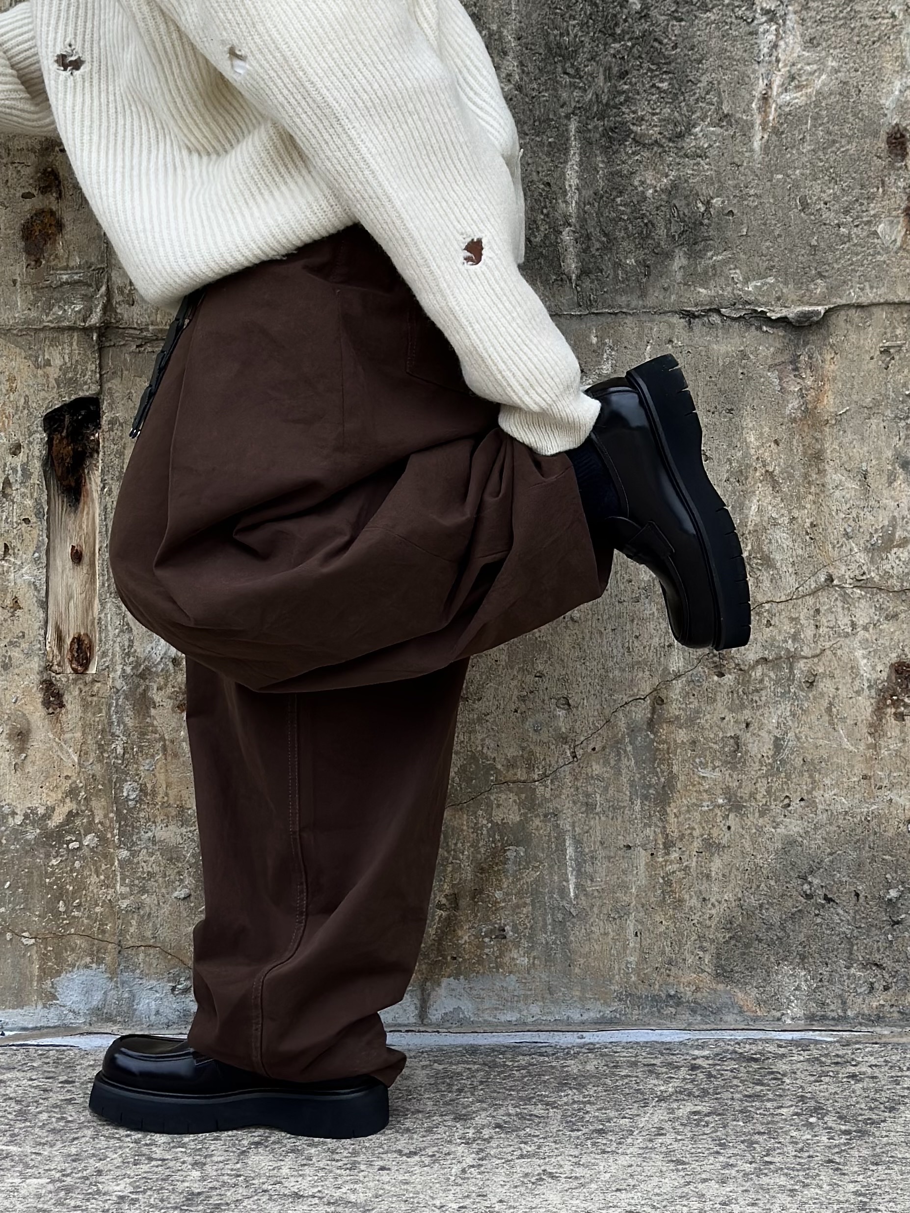 STU Destroyed Knit Cream with Name Tag 착용 스타일 - 5