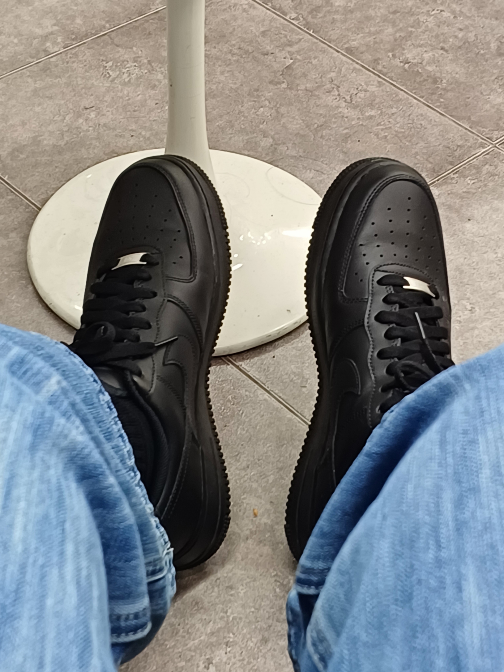 Nike Air Force 1 '07 Low Triple Black 착용 스타일