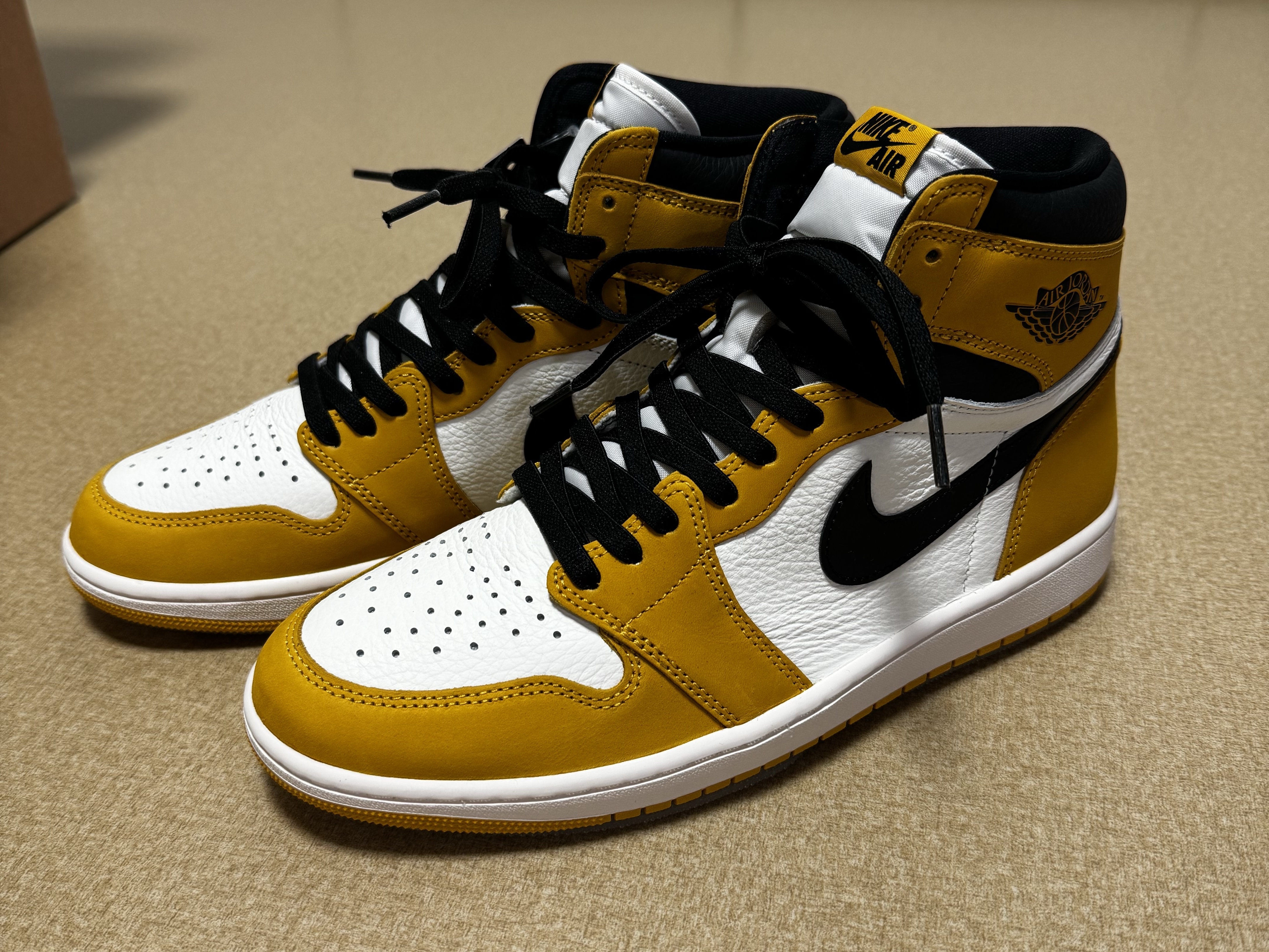 Jordan 1 Retro High OG Yellow Ochre 착용 스타일 - 1