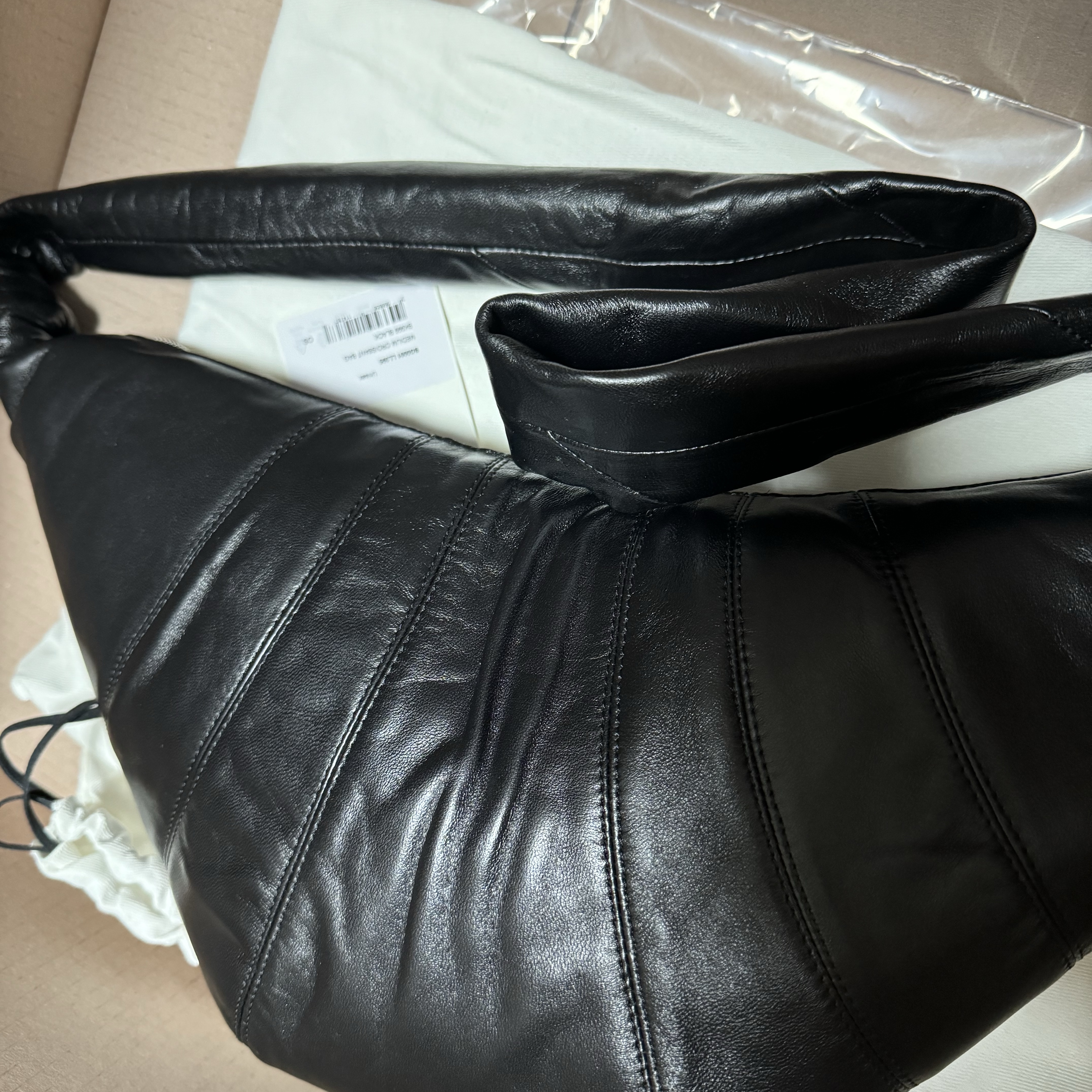 Lemaire Medium Croissant Bag Soft Nappa Leather Black 착용 스타일