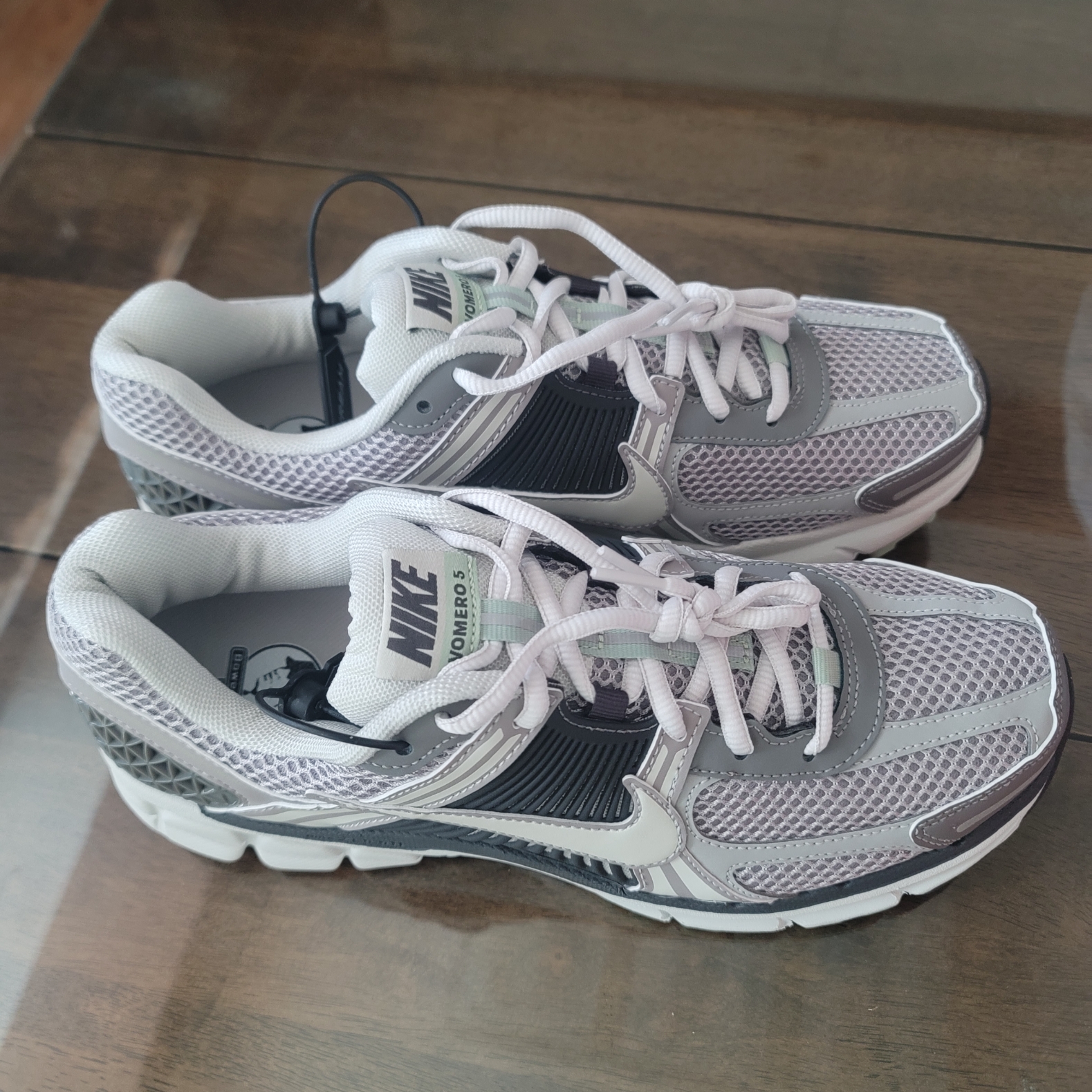 (W) Nike Zoom Vomero 5 Cobblestone and Flat Pewter 착용 스타일