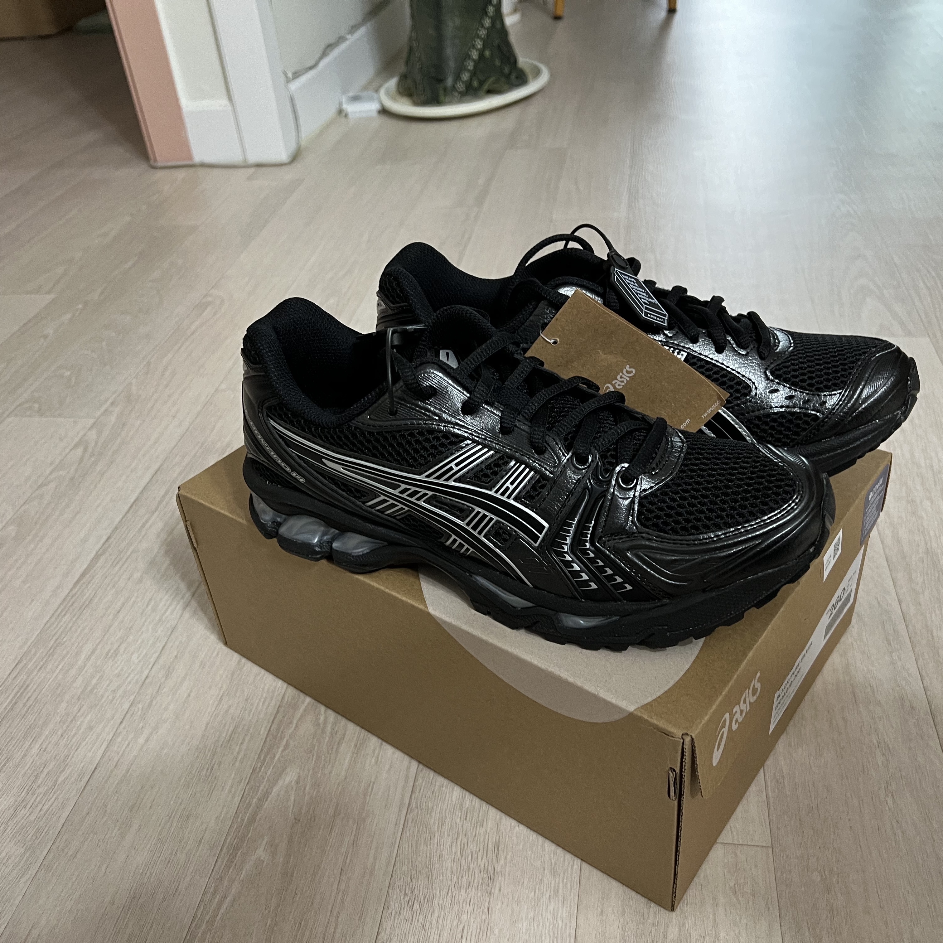 Asics Gel-Kayano 14 Black Pure Silver 착용 스타일 - 4