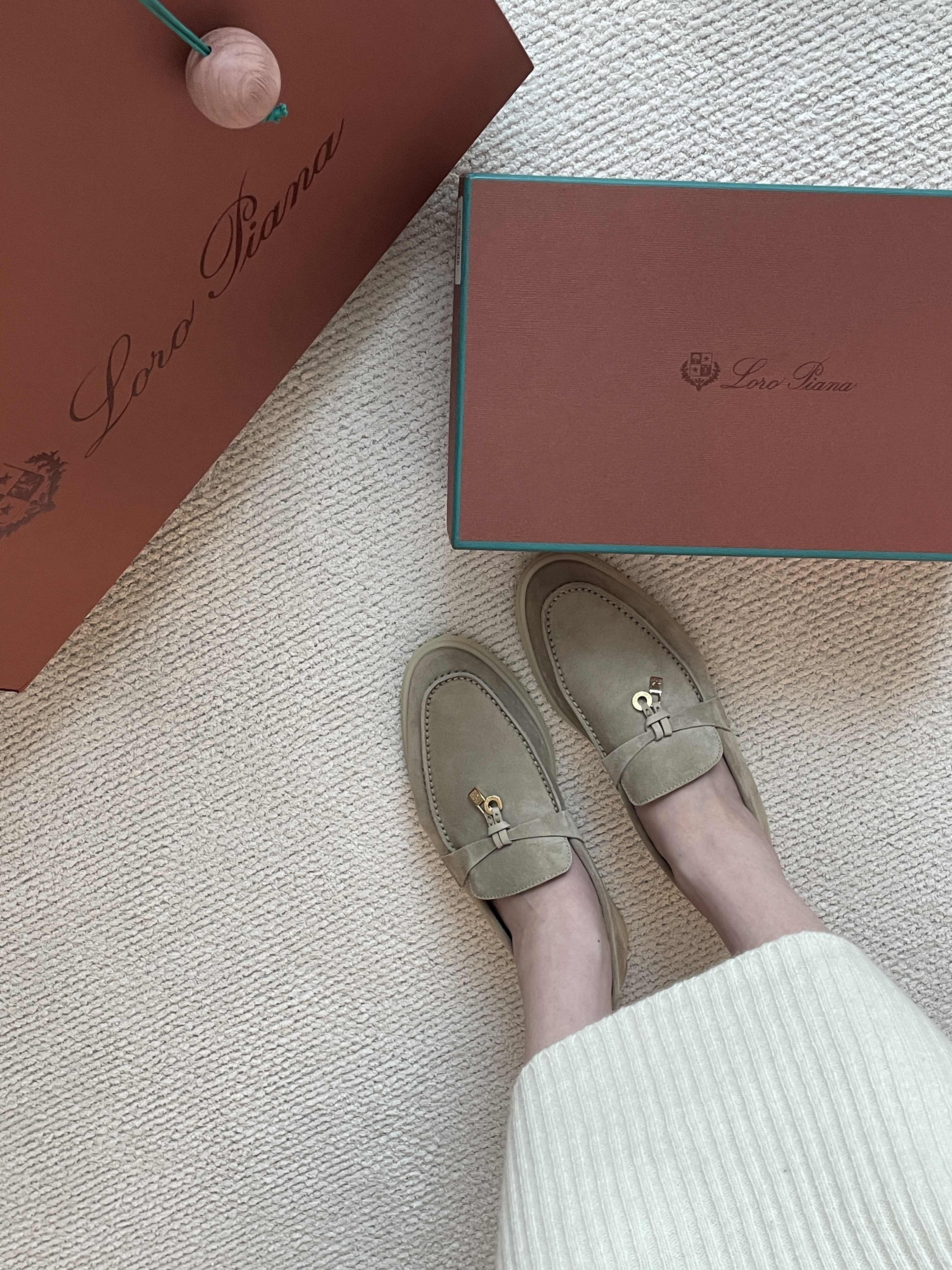 (W) Loro Piana Summer Charms Walk Suede Calfskin Sand Stone 착용 스타일 - 2