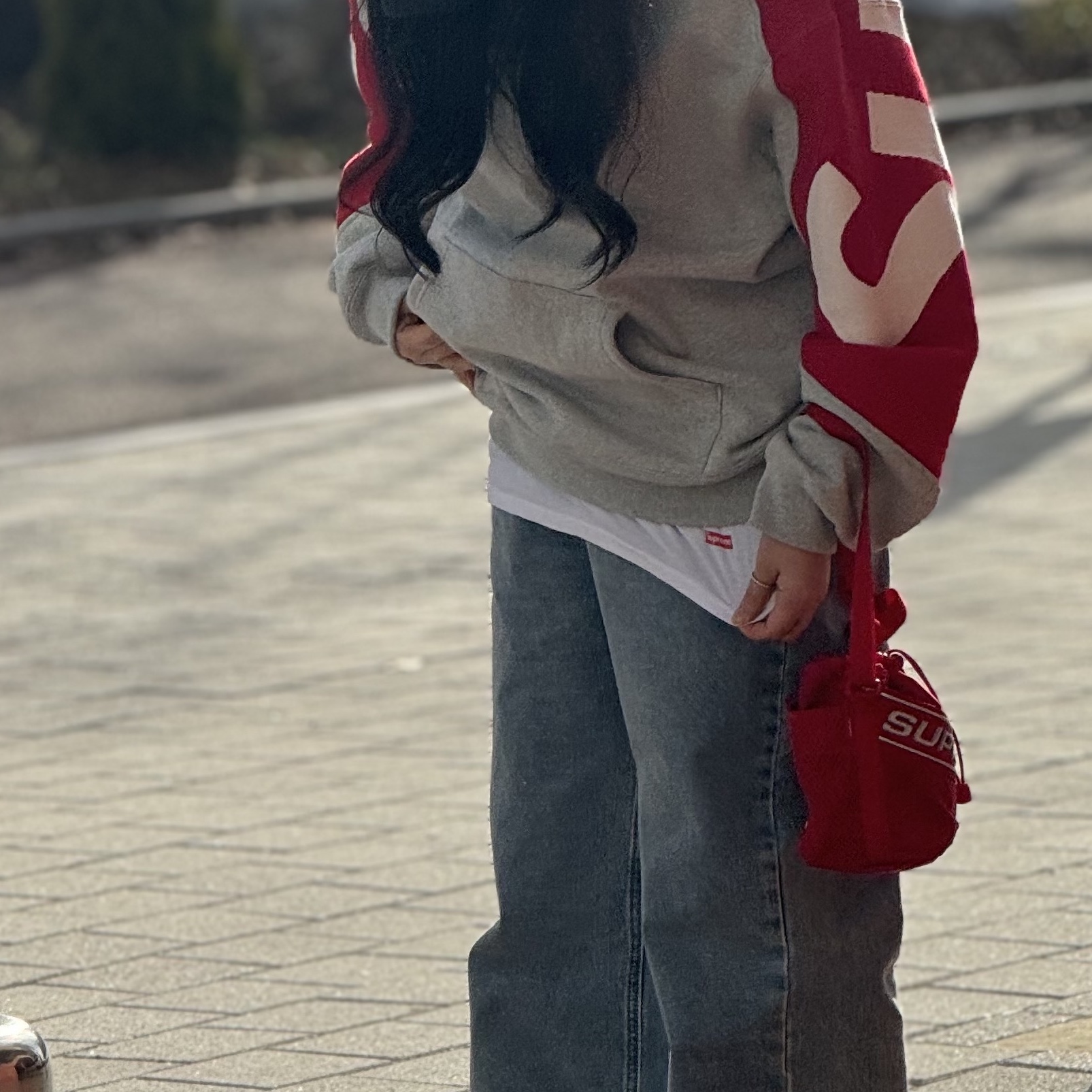 Supreme Hanes Tagless T-Shirt White (3 Pack), Supreme Big Logo Jacquard Hooded Sweatshirt Heather Grey - 23FW 착용 스타일