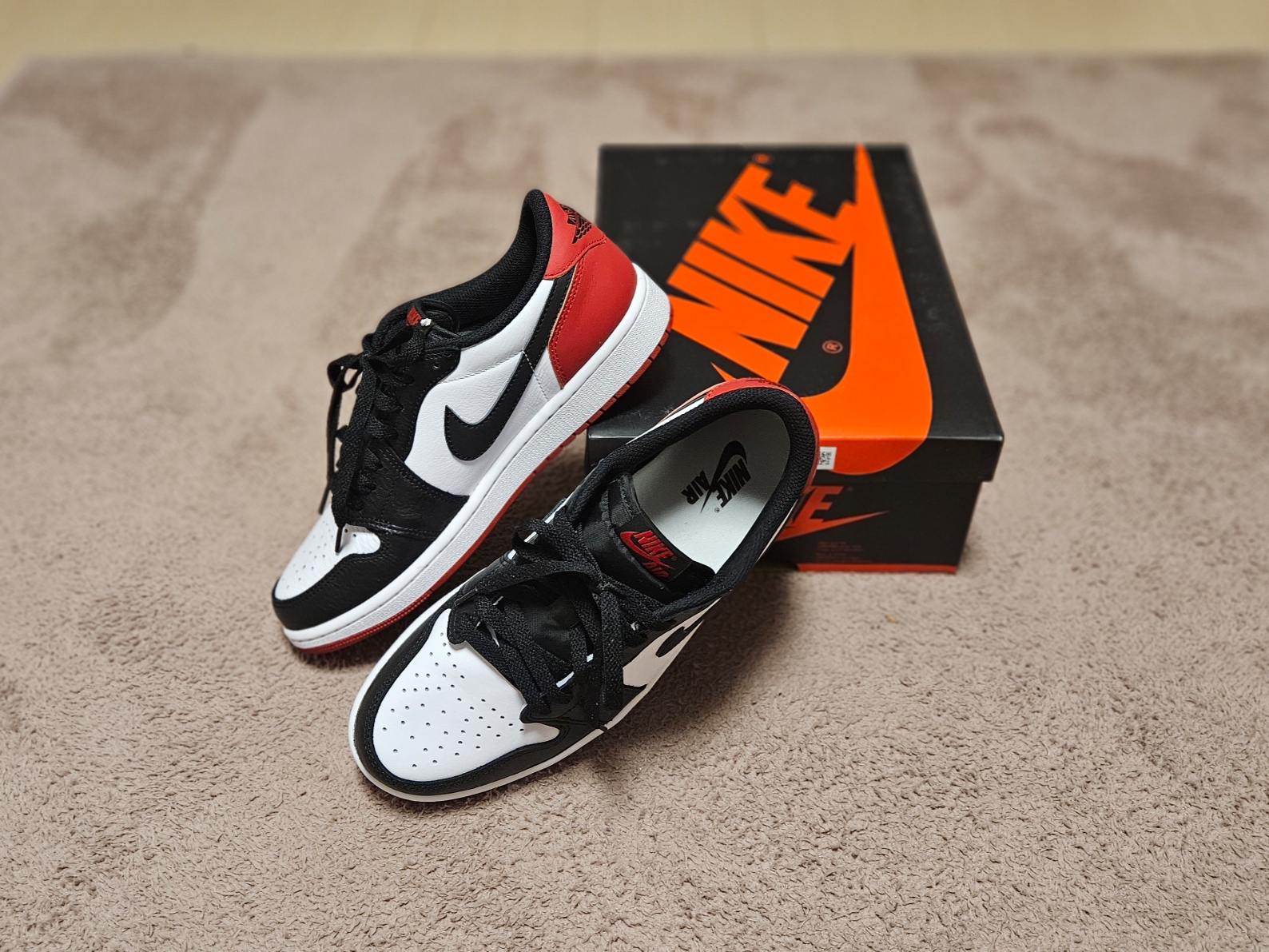 Jordan 1 Retro Low OG Black Toe 착용 스타일 - 4