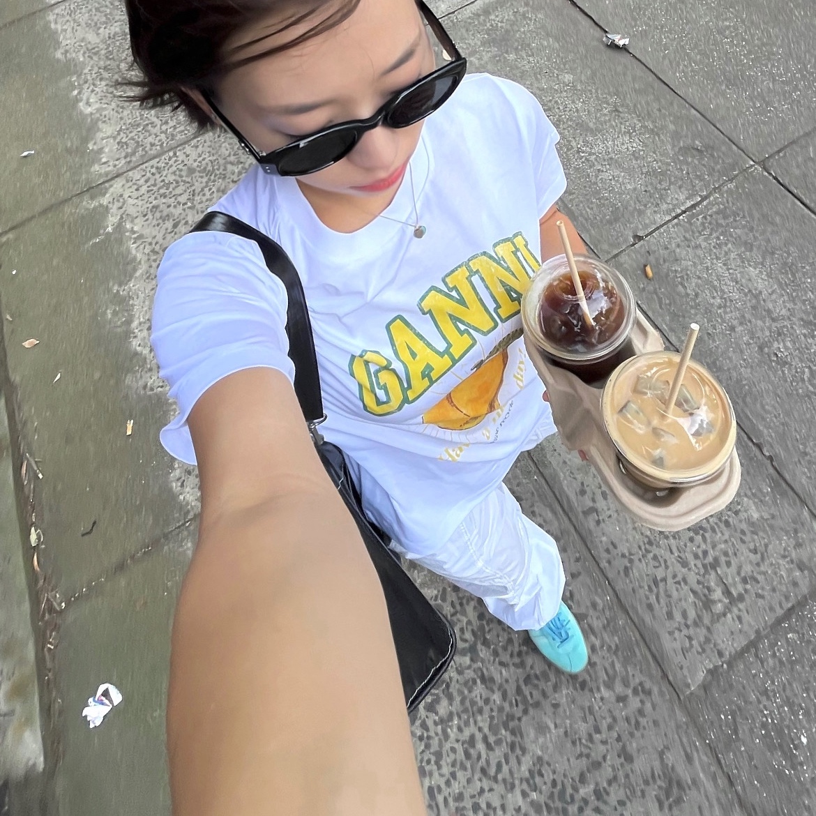 (W) Ganni Relaxed Peach T-Shirt Bright White, Gentle Monster Rococo 01 Black 착용 스타일 - 2
