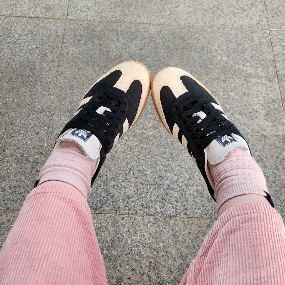 (W) Adidas Samba OG Core Black Wonder White 착용 스타일 - 2