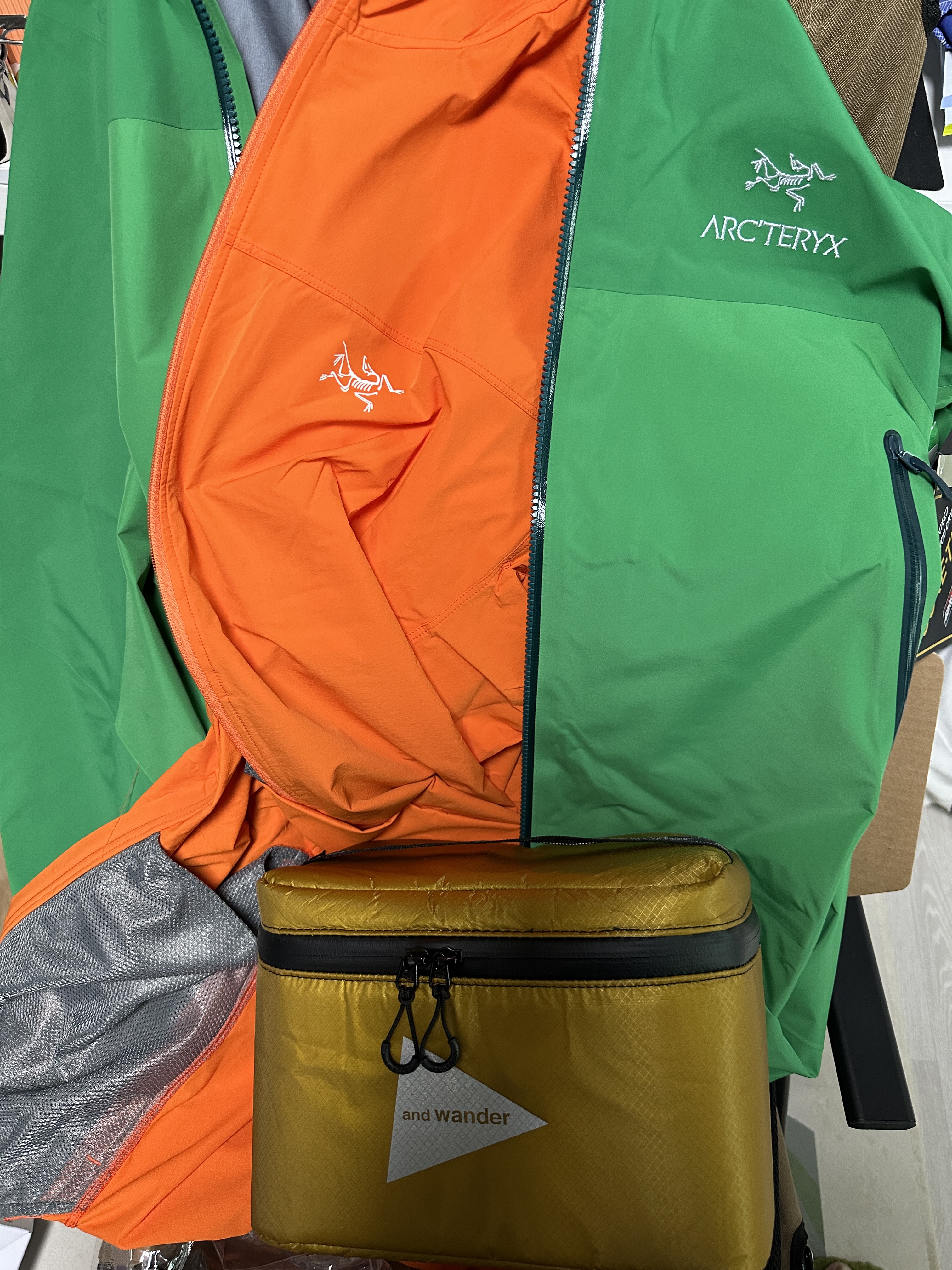 Arc'teryx Beta AR Jacket Black, Arc'teryx Gamma Lightweight Hoody Black 착용 스타일