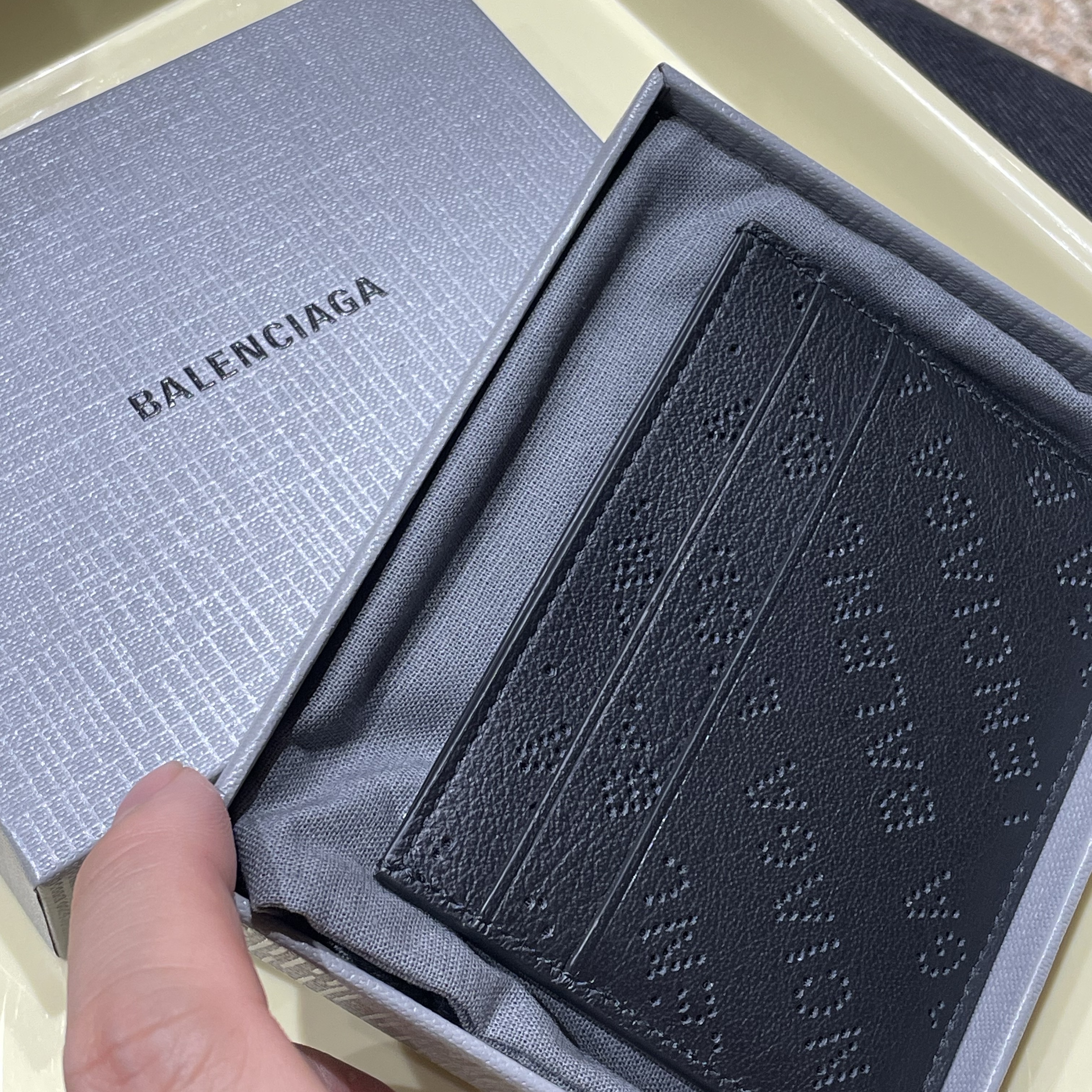 Balenciaga Logo Perforated Cash Card Holder Black 착용 스타일