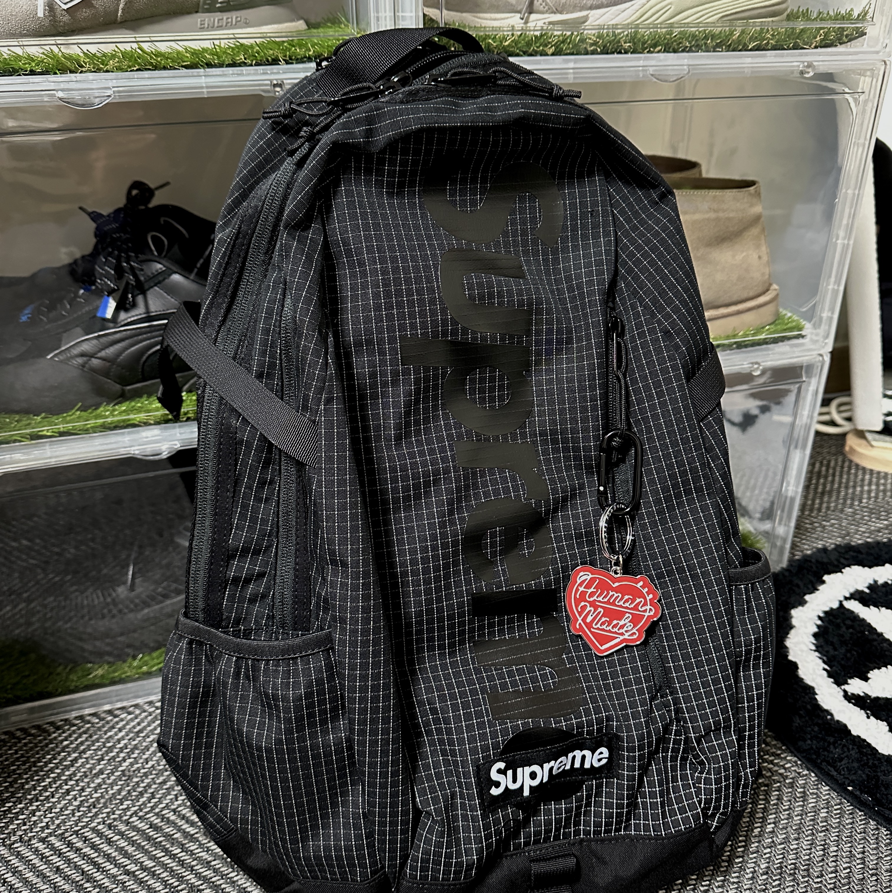 Supreme Backpack Black - 24SS, Human Made Heart Keyring Red 착용 스타일