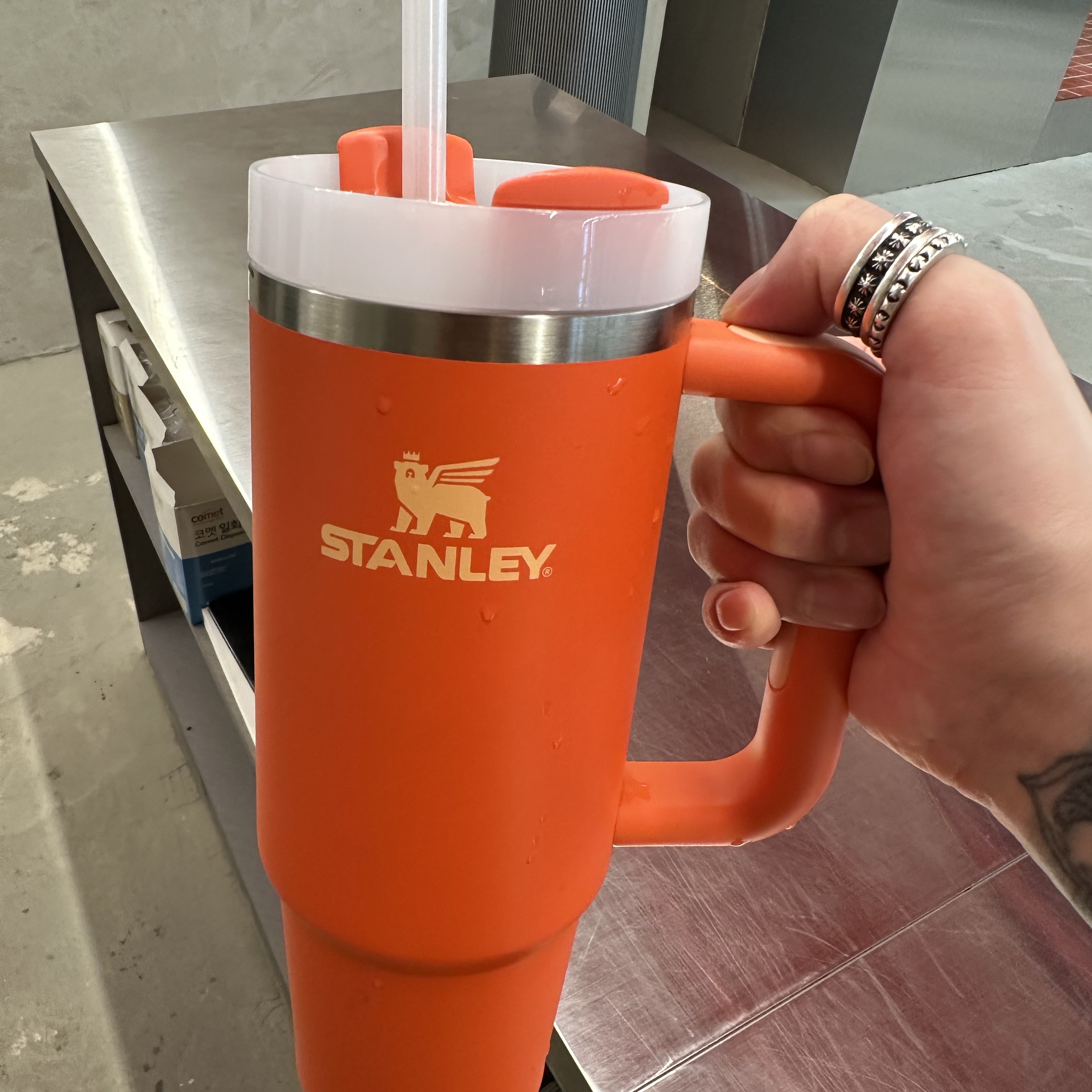 Stanley The Quencher H2.0 Flowstate Tumbler 887ml Peony 착용 스타일