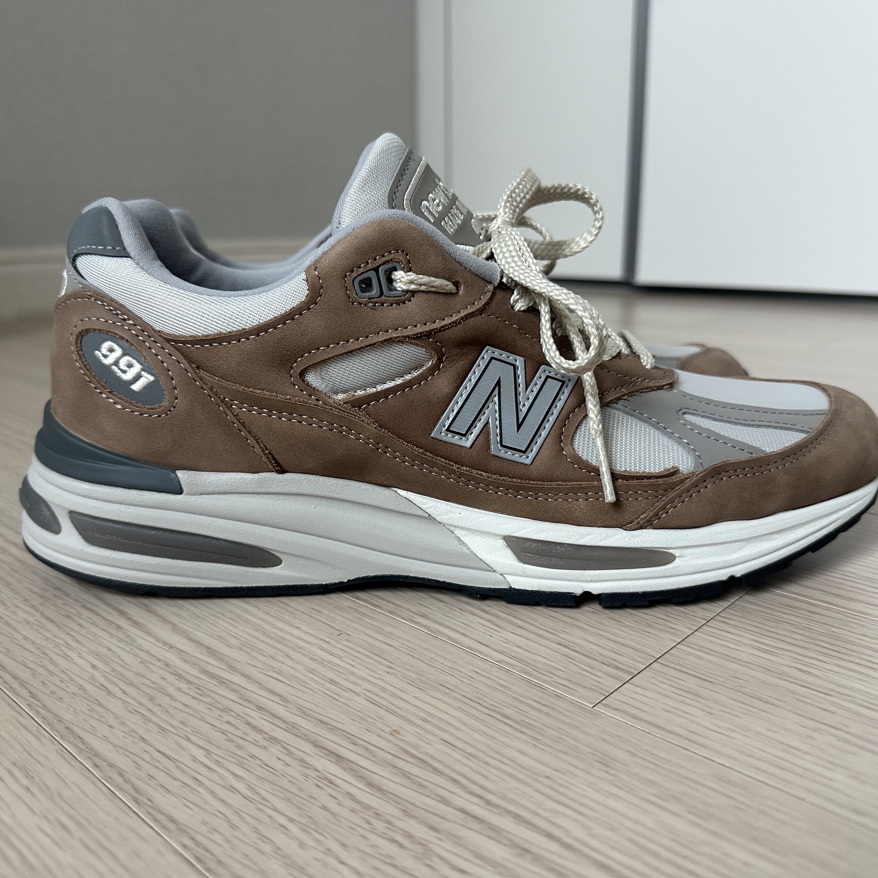 New Balance 991v2 Made in UK Coco Mocca 착용 스타일 - 1
