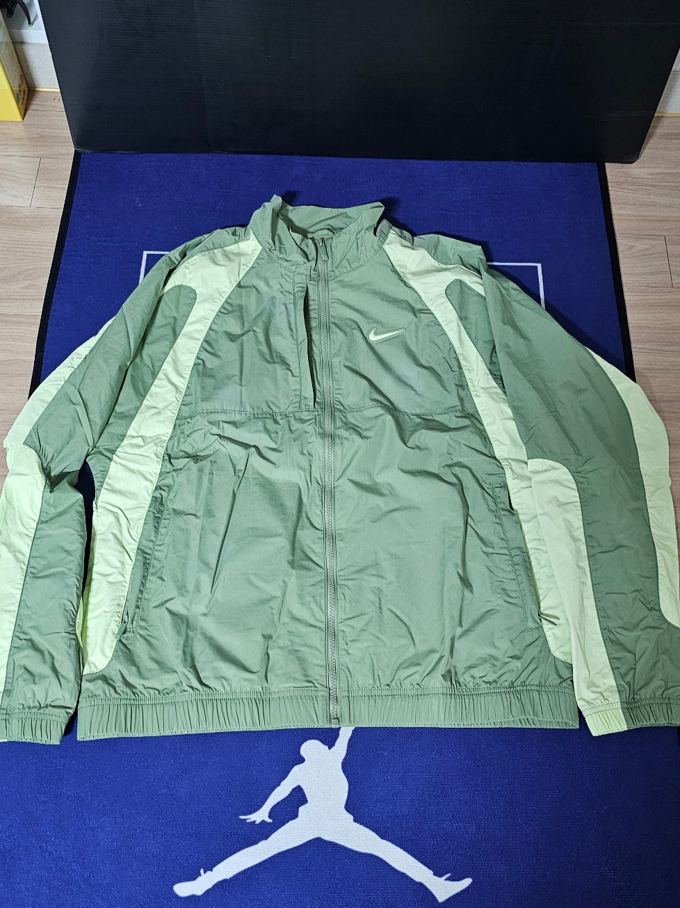 Nike x Drake Nocta Nylon Track Jacket Oil Green (FN7666-386) 착용 스타일 - 1