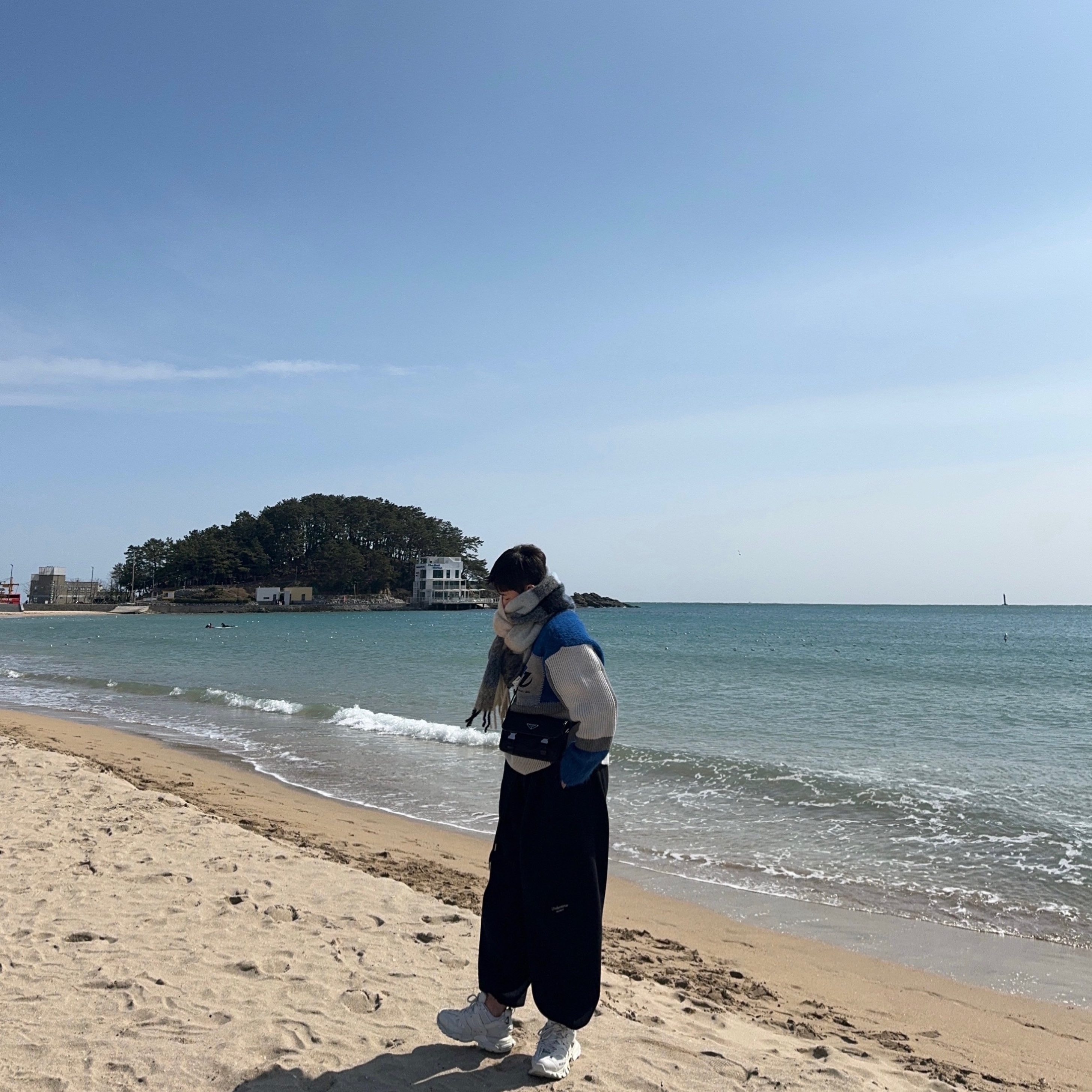 Acne Studios Mohair Check Muffler Blue Beige Black, Zara x Ader Error Patchwork Oversize Knit Sweater Multicolor 착용 스타일 - 3