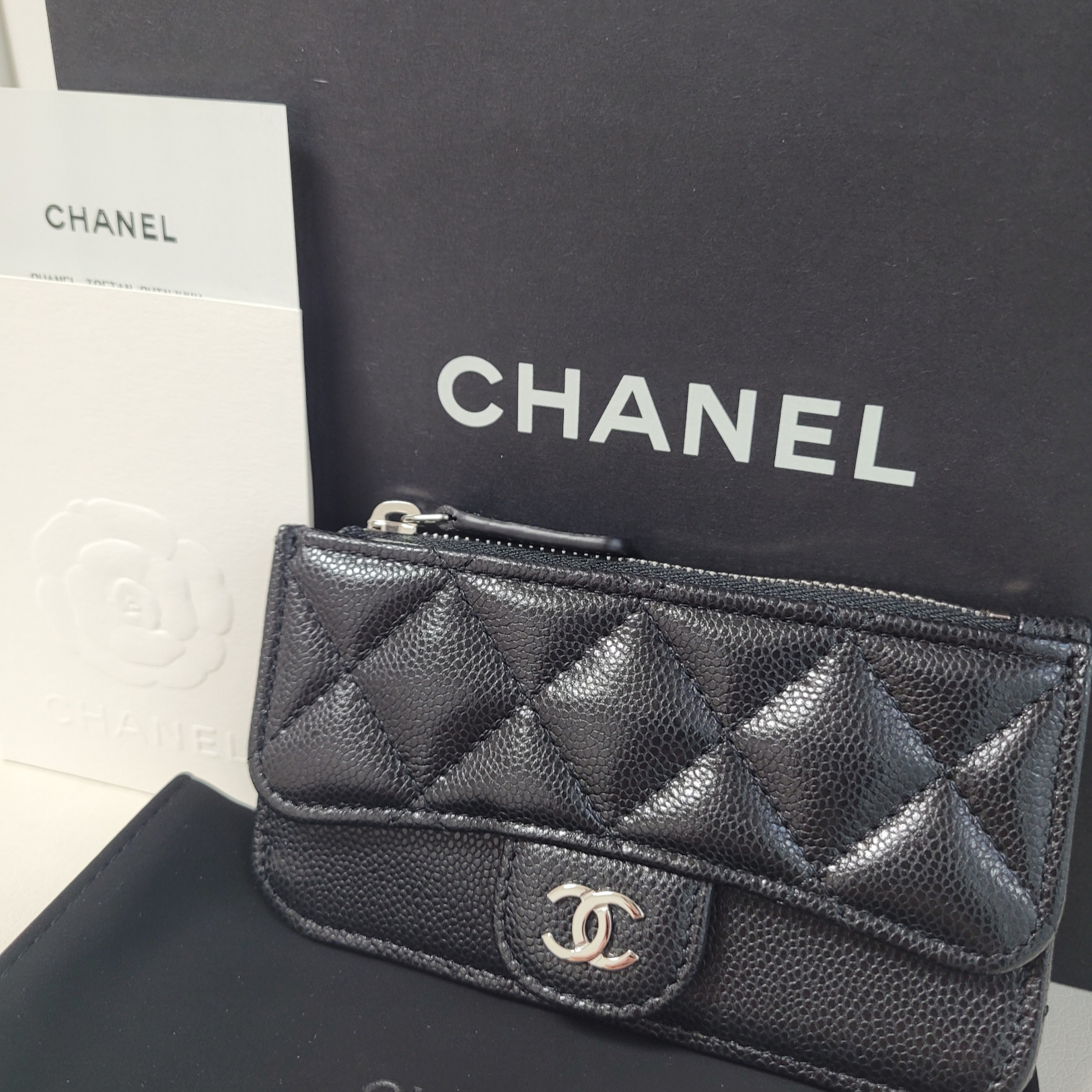 Chanel Classic Zipped Card Holder Shiny Grained Calfskin & Silver Black 착용 스타일 - 1