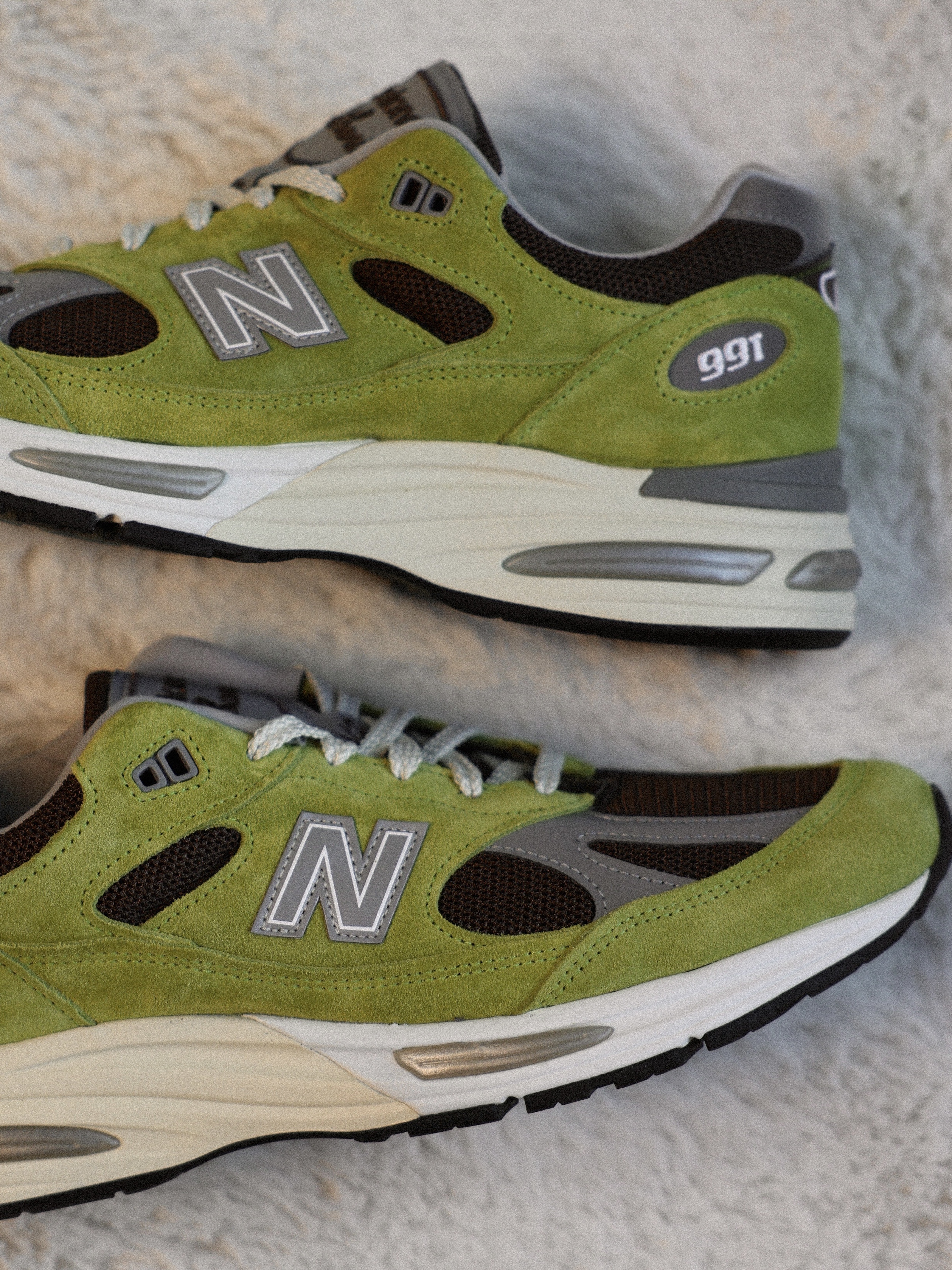New Balance × Danielle Cathari 991v2 Matcha Chocolate Brown 착용 스타일 - 1
