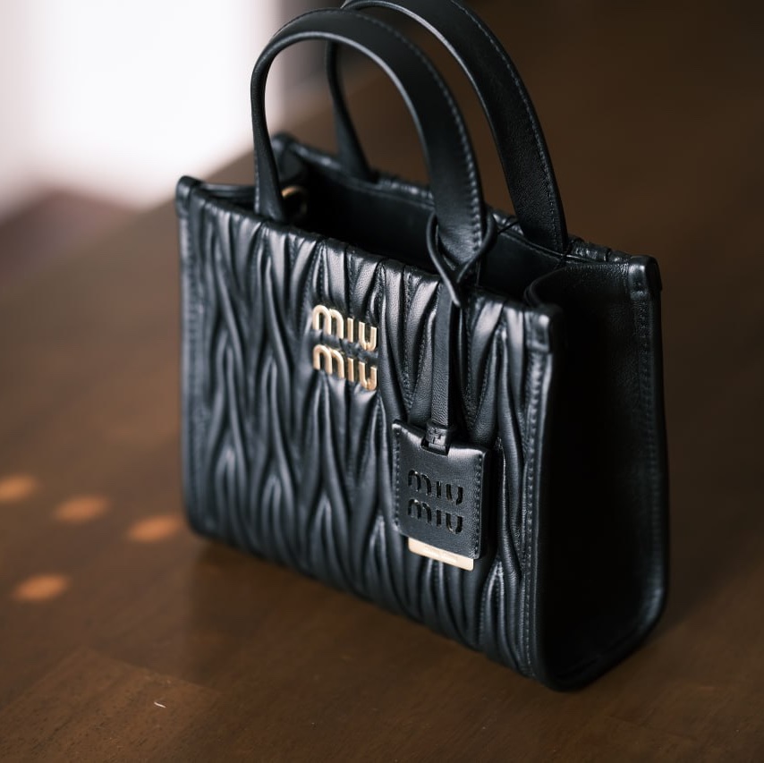 Miu Miu Matelasse Nappa Leather Handbag Black 착용 스타일 - 2